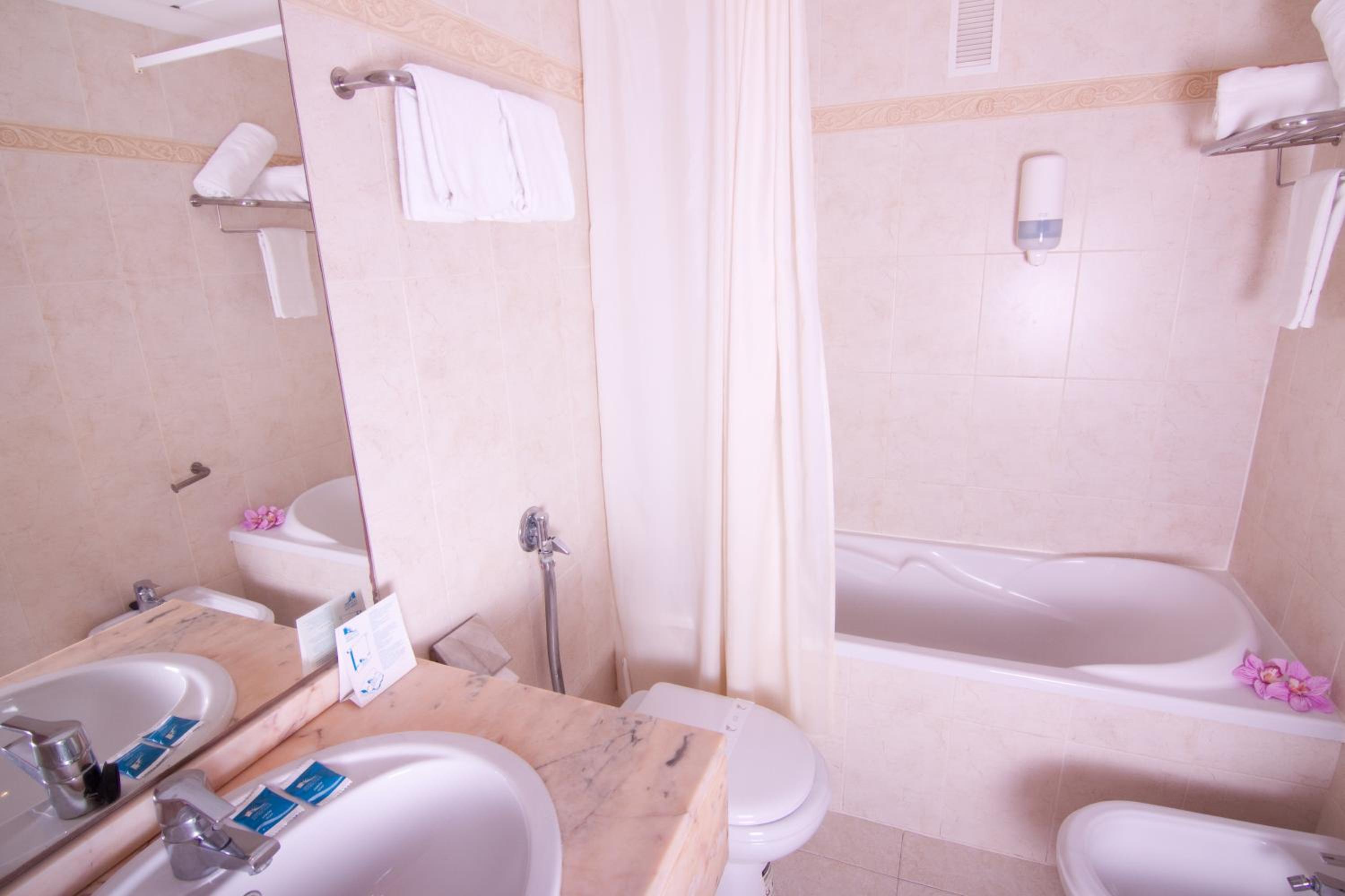 Family Room (2 Adults + 1 Child) - Photo 8