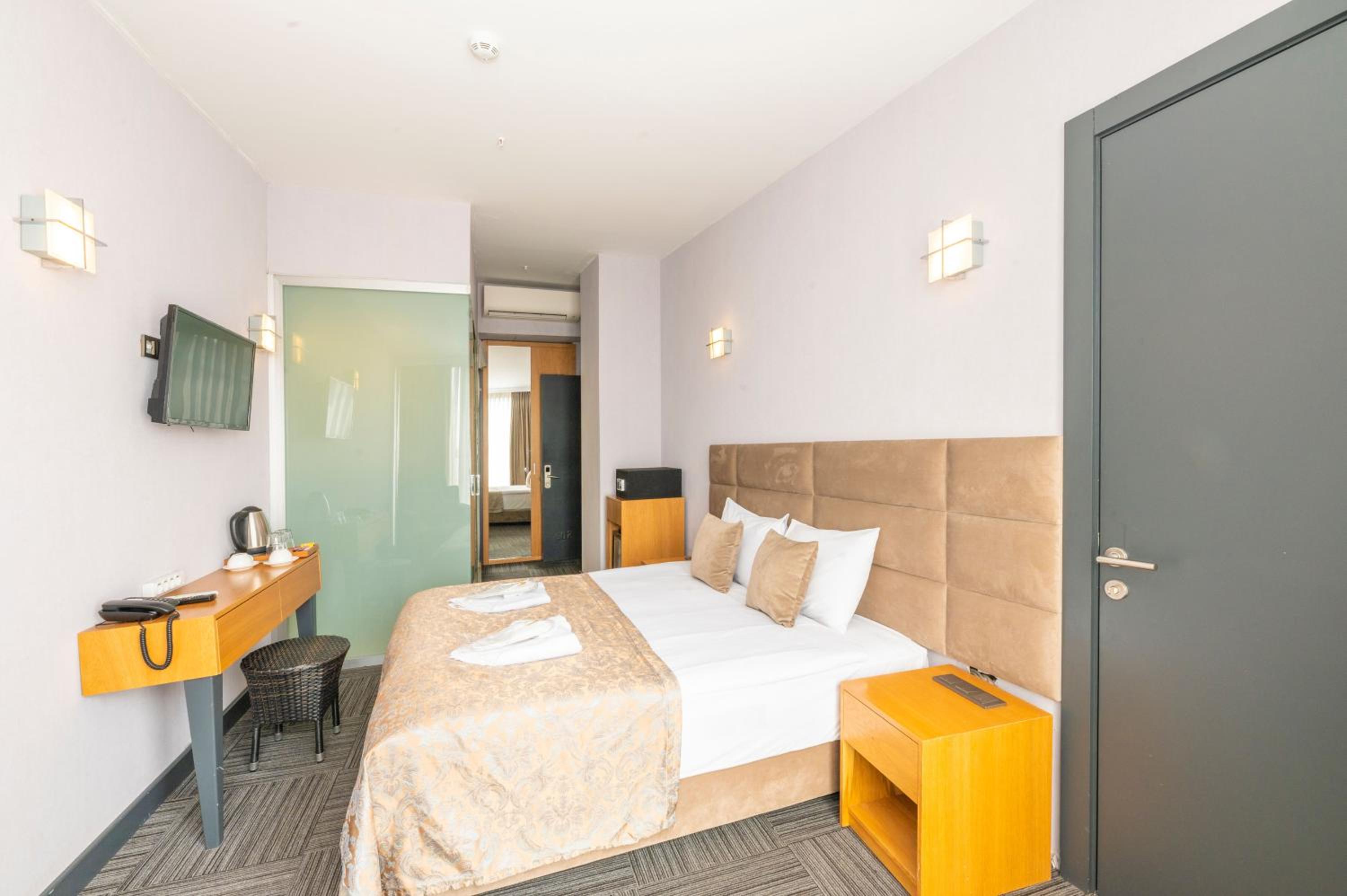 Deluxe Double Room with Balcony and Sea View photo 3