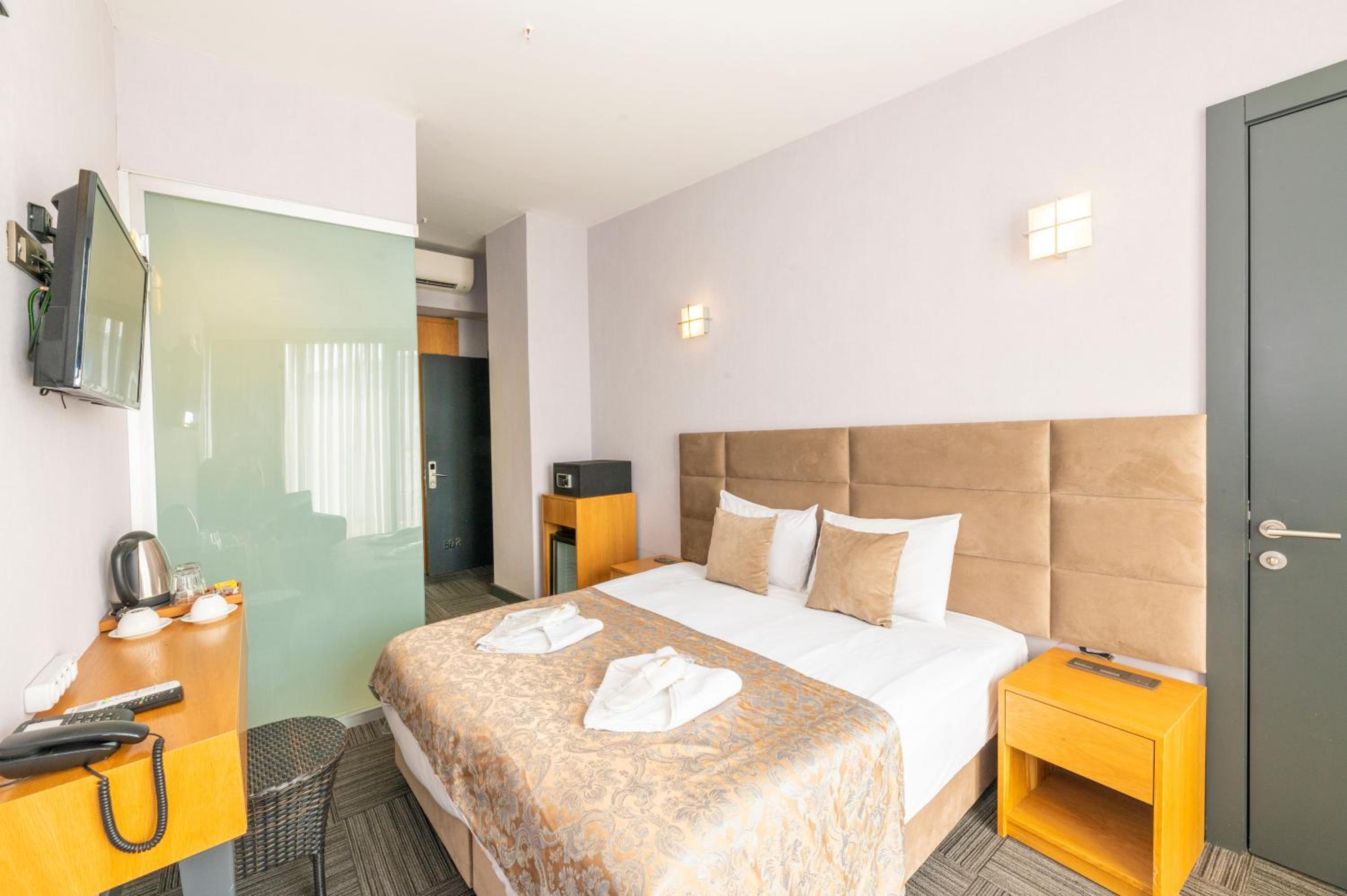 Deluxe Double Room with Balcony and Sea View photo 2