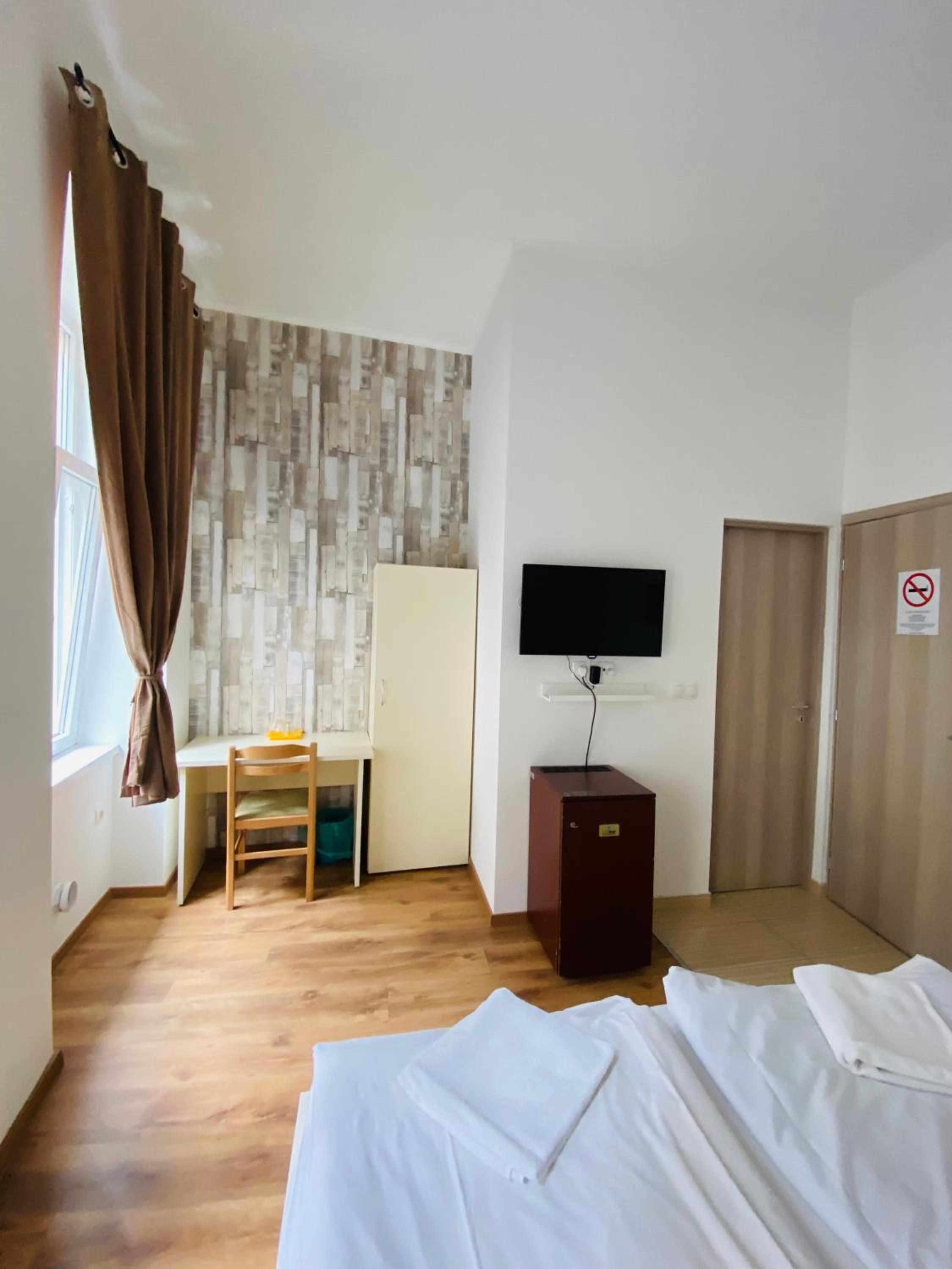 Double Room - Photo 17