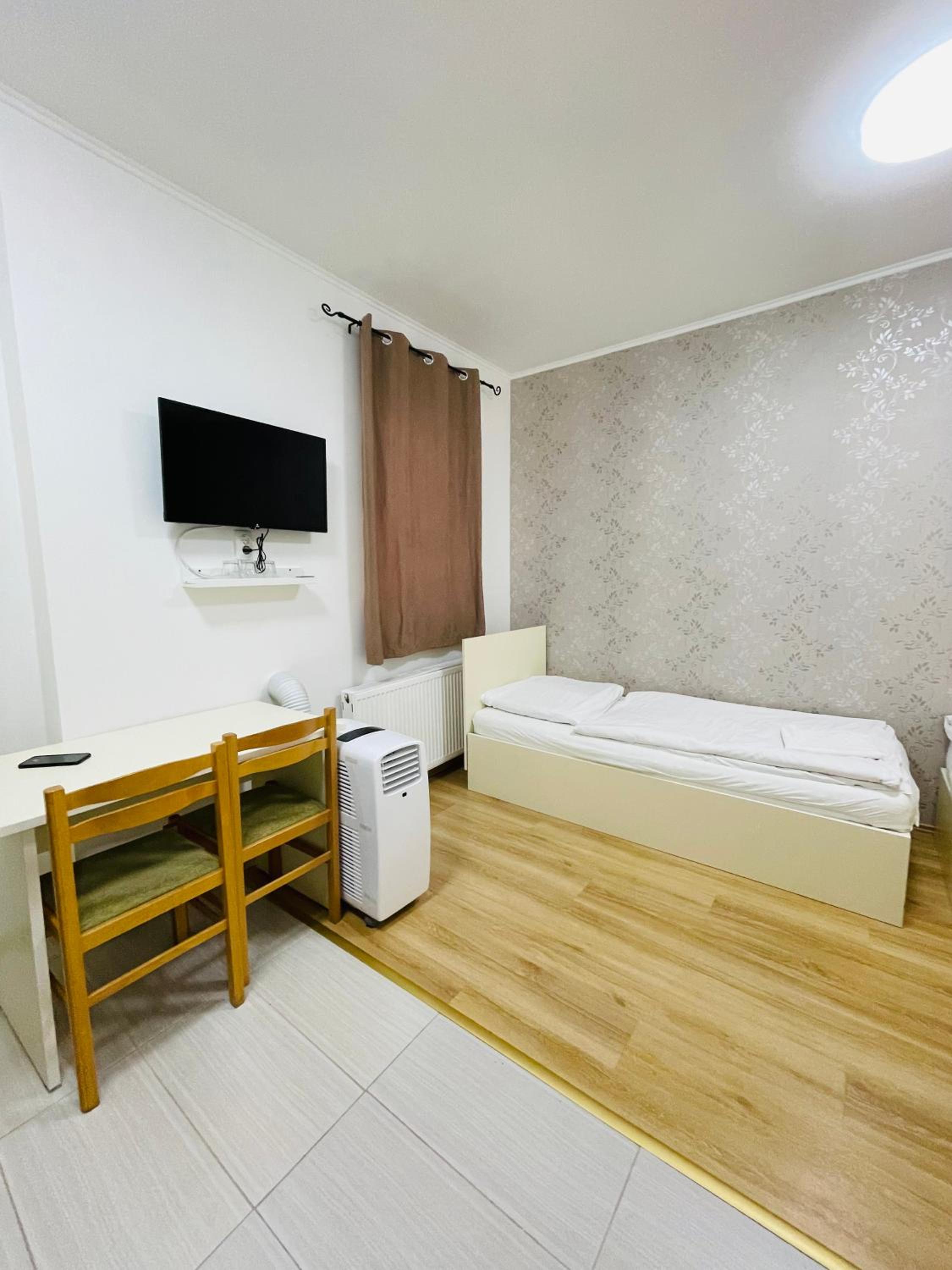 Standard Single Room thumbnail 6