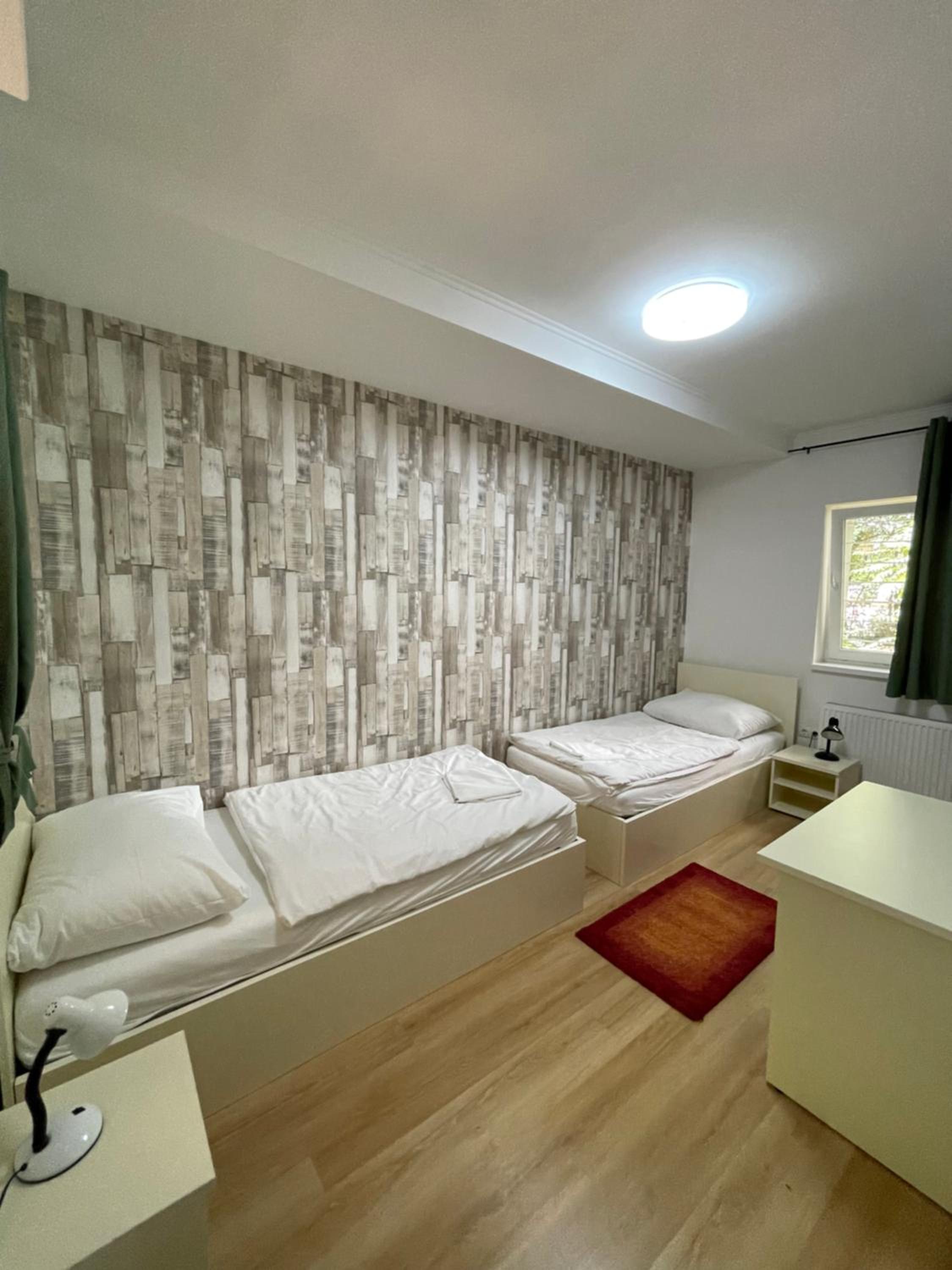 Standard Twin Room thumbnail 5