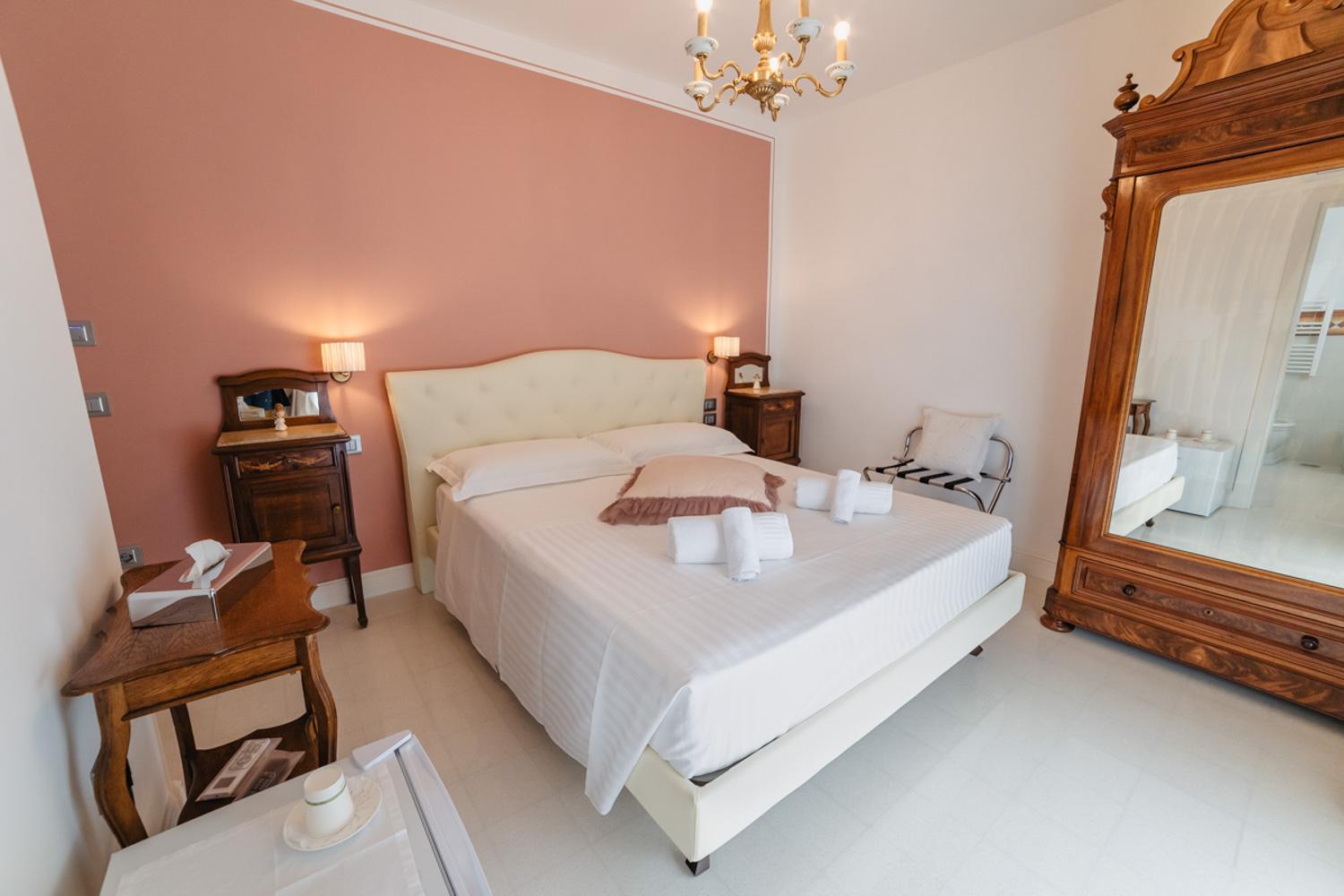 Double Room with Balcony - Photo 2