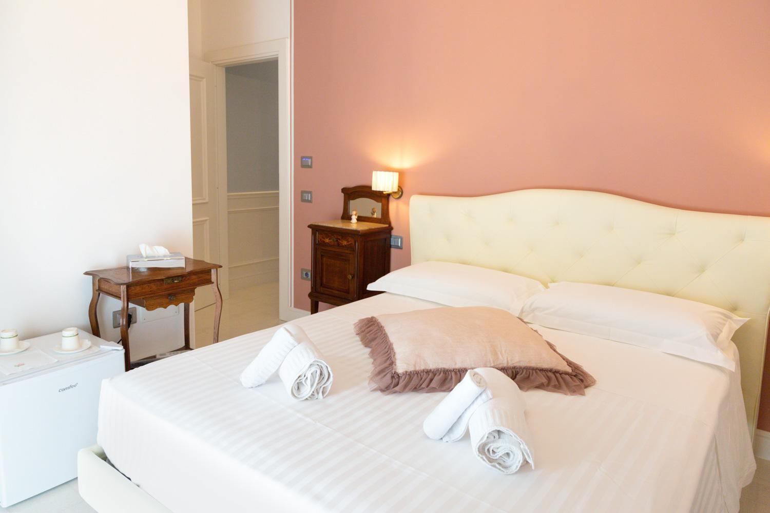 Double Room with Balcony - Photo 4
