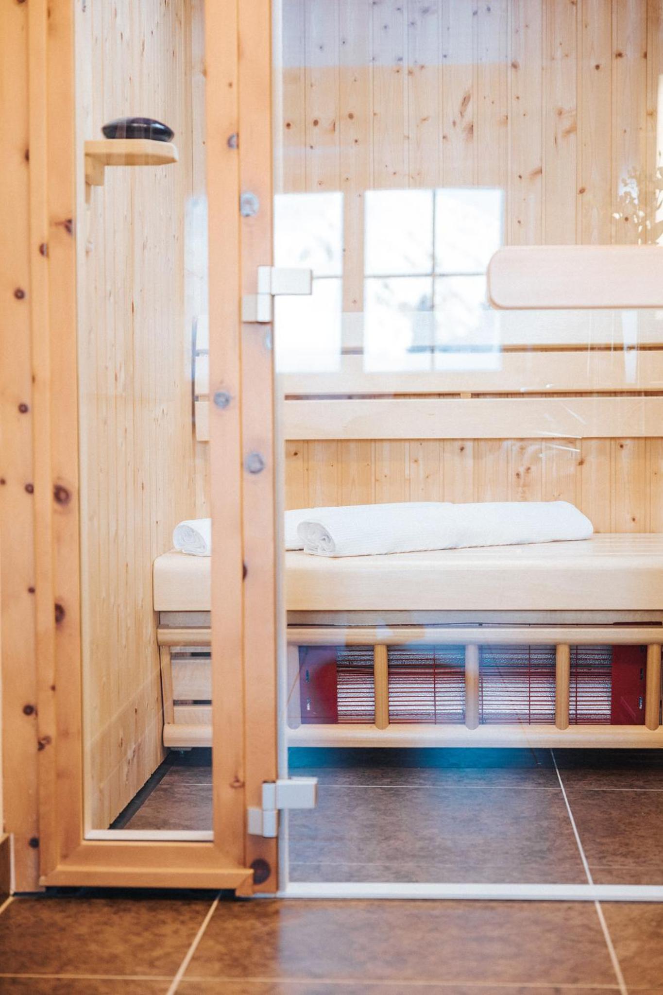 Honeymoon Suite with Infrared Cabin and Mountain View photo 2