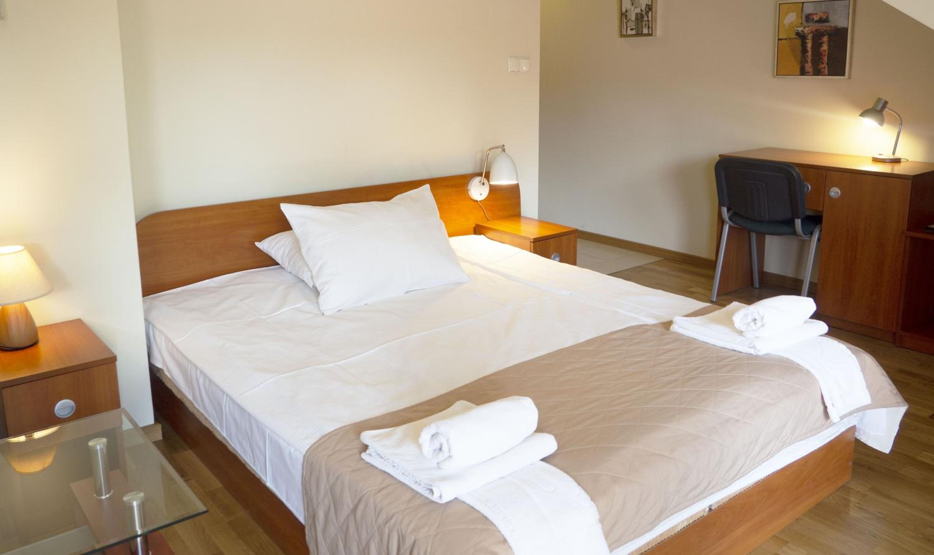 Large Double Room - Photo 3