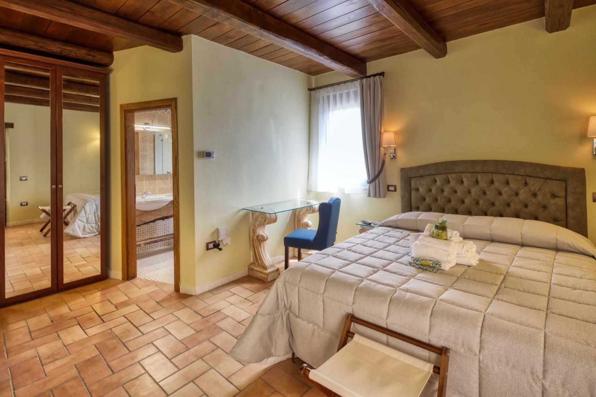 Double Room with Mountain View - Photo 5
