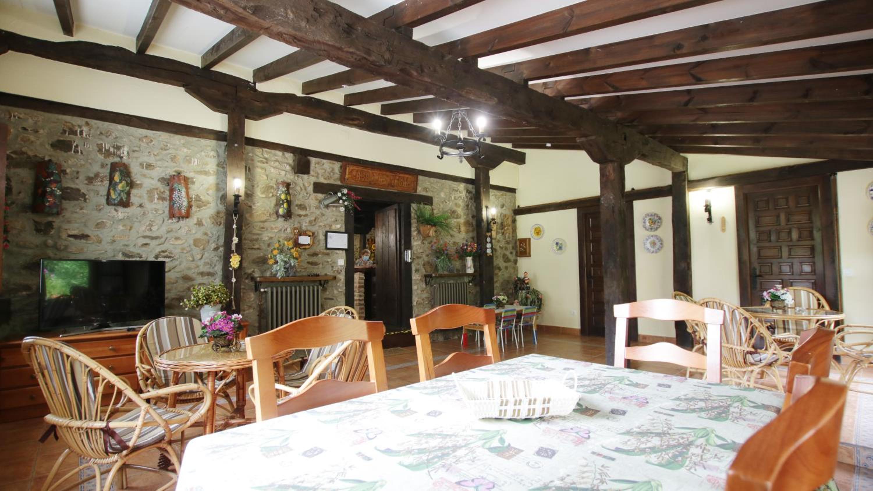 Five-Bedroom House photo 3