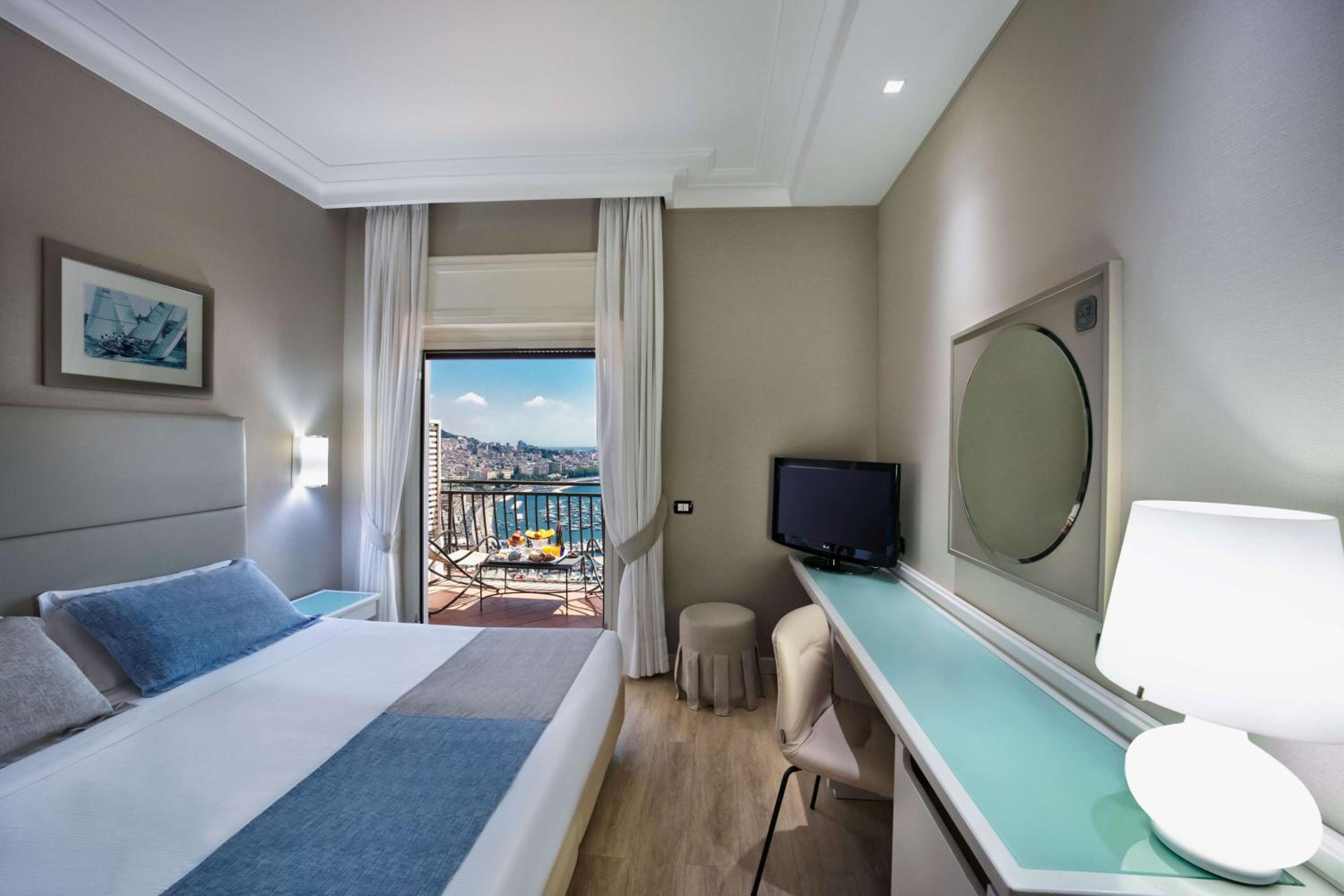 Queen Room with Sea View - Photo 1