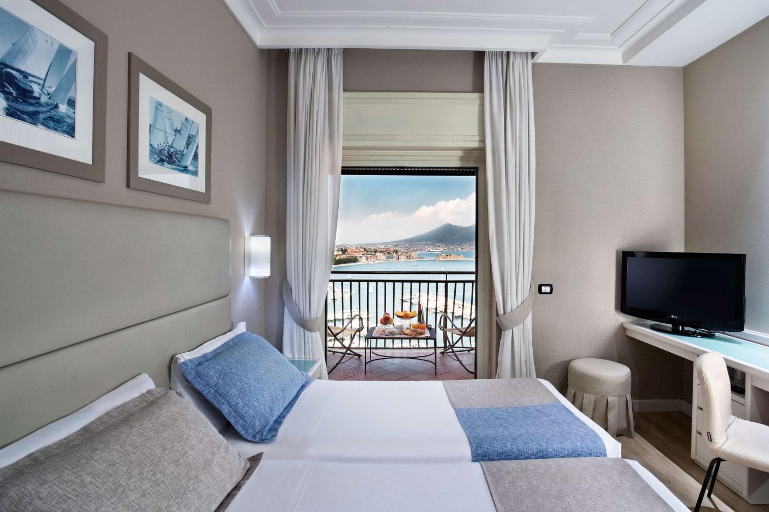 Queen Room with Sea View - Photo 3