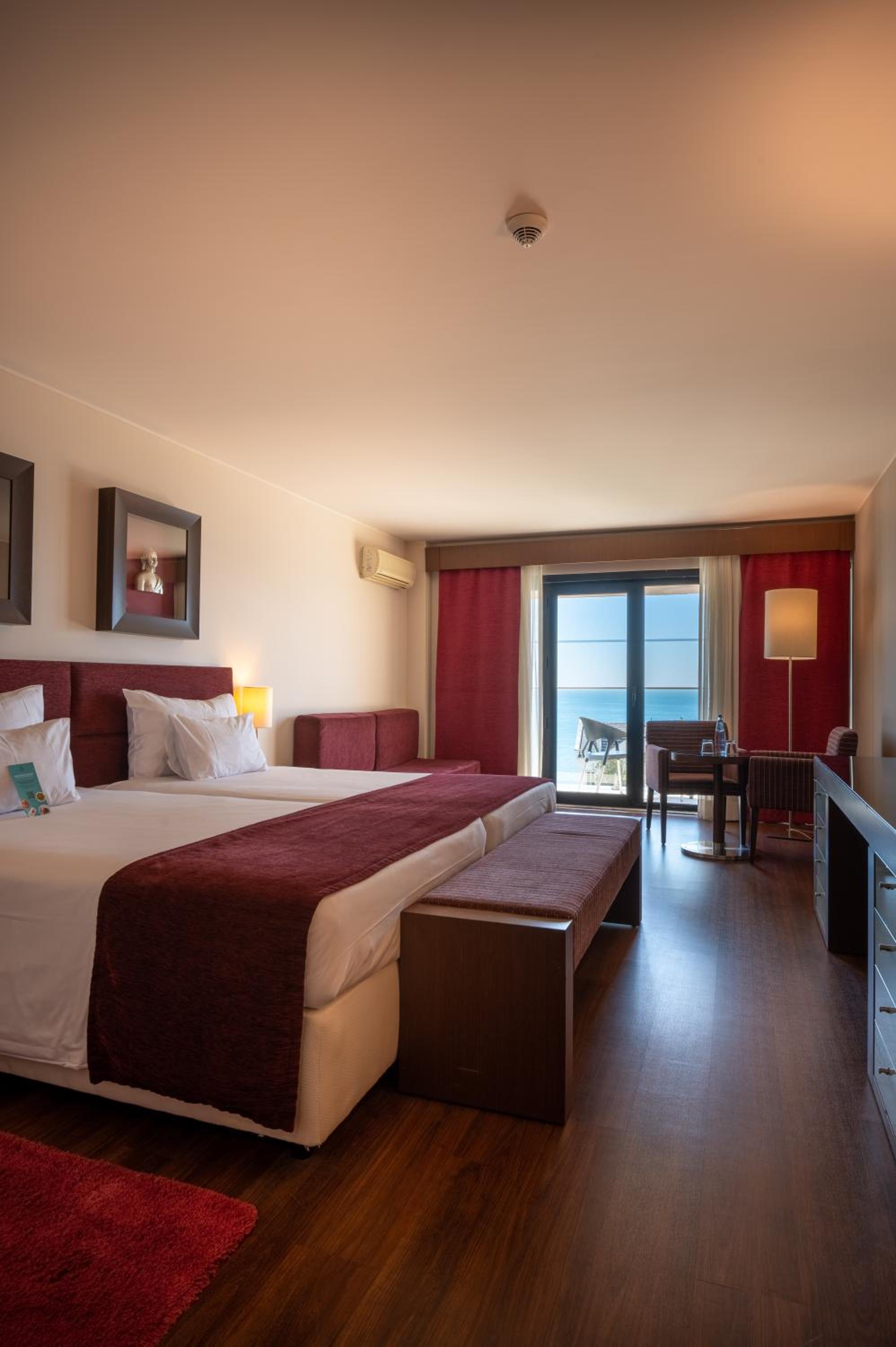 Twin Room with Sea View and Extra Bed (2 Adults + 1 Child) - Photo 4