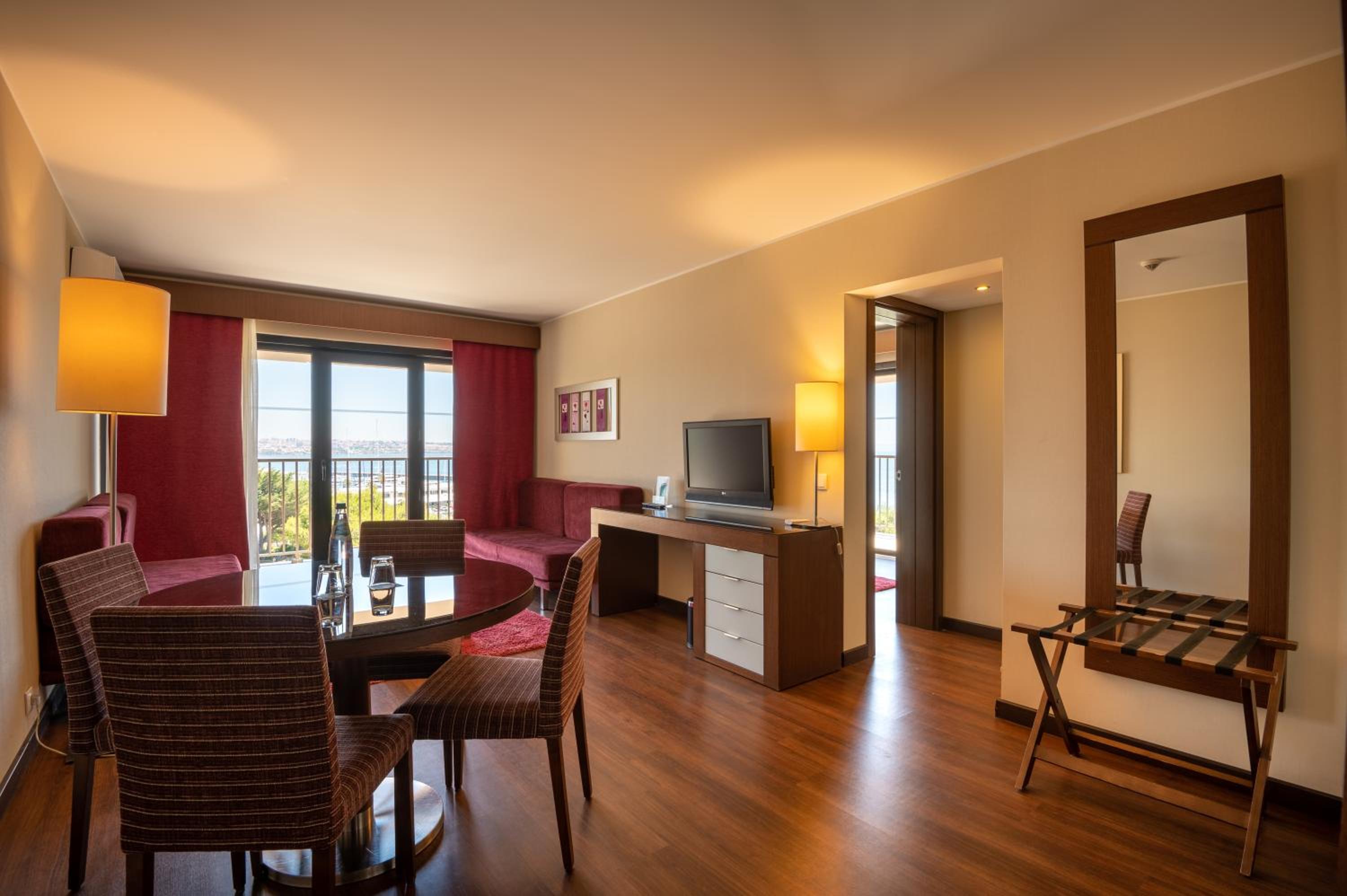 Junior Suite with Sea View and Balcony (2 Adults + 2 Children) - Photo 4