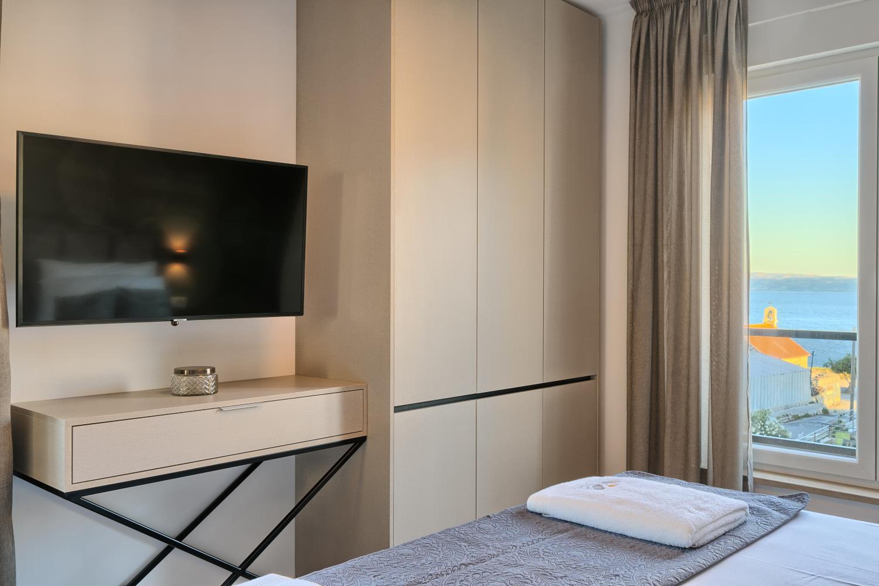 Luxury Three-Bedroom Apartment with Sea View - Photo 42