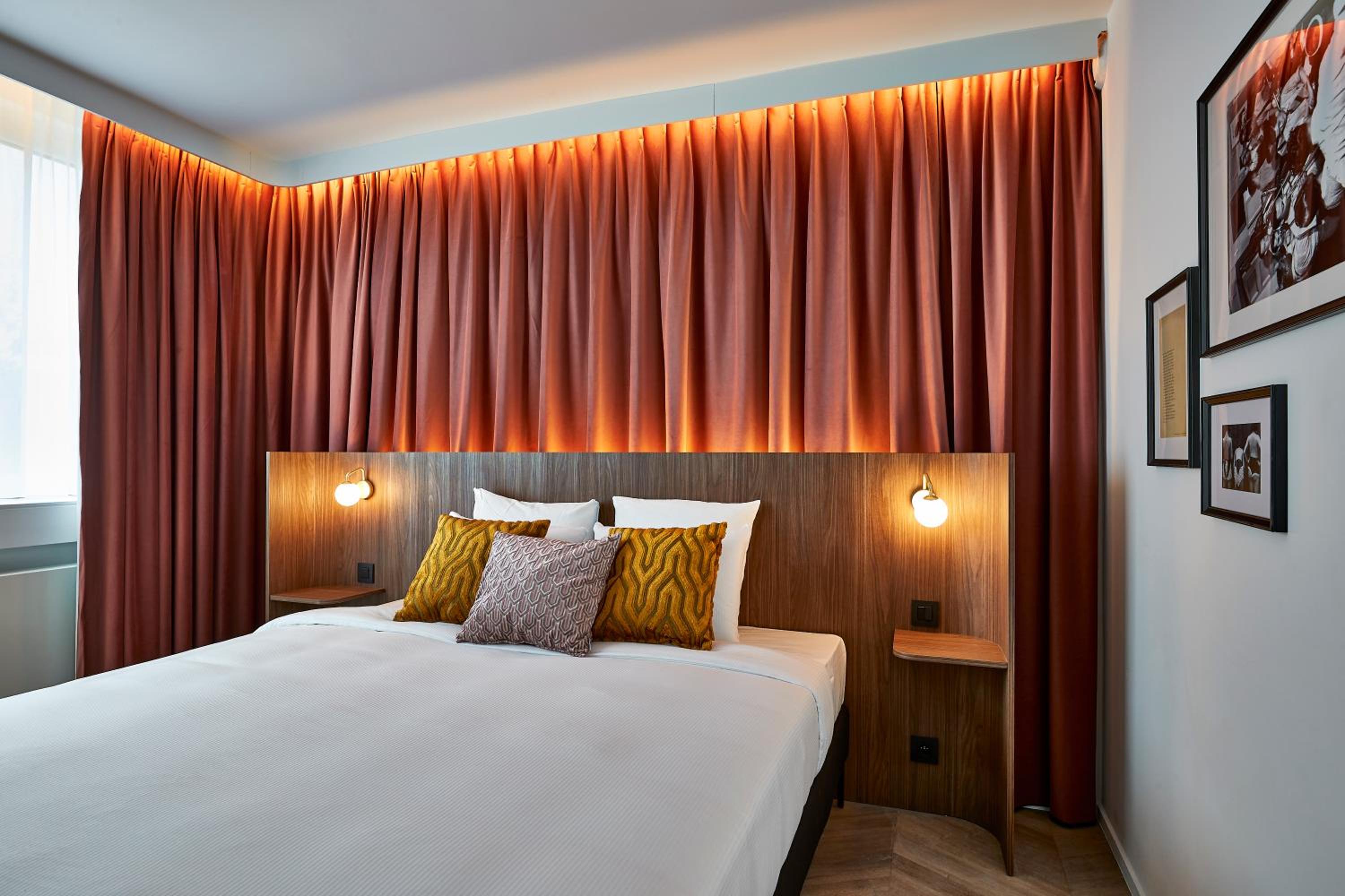 Deluxe Double Room with Balcony - Photo 5