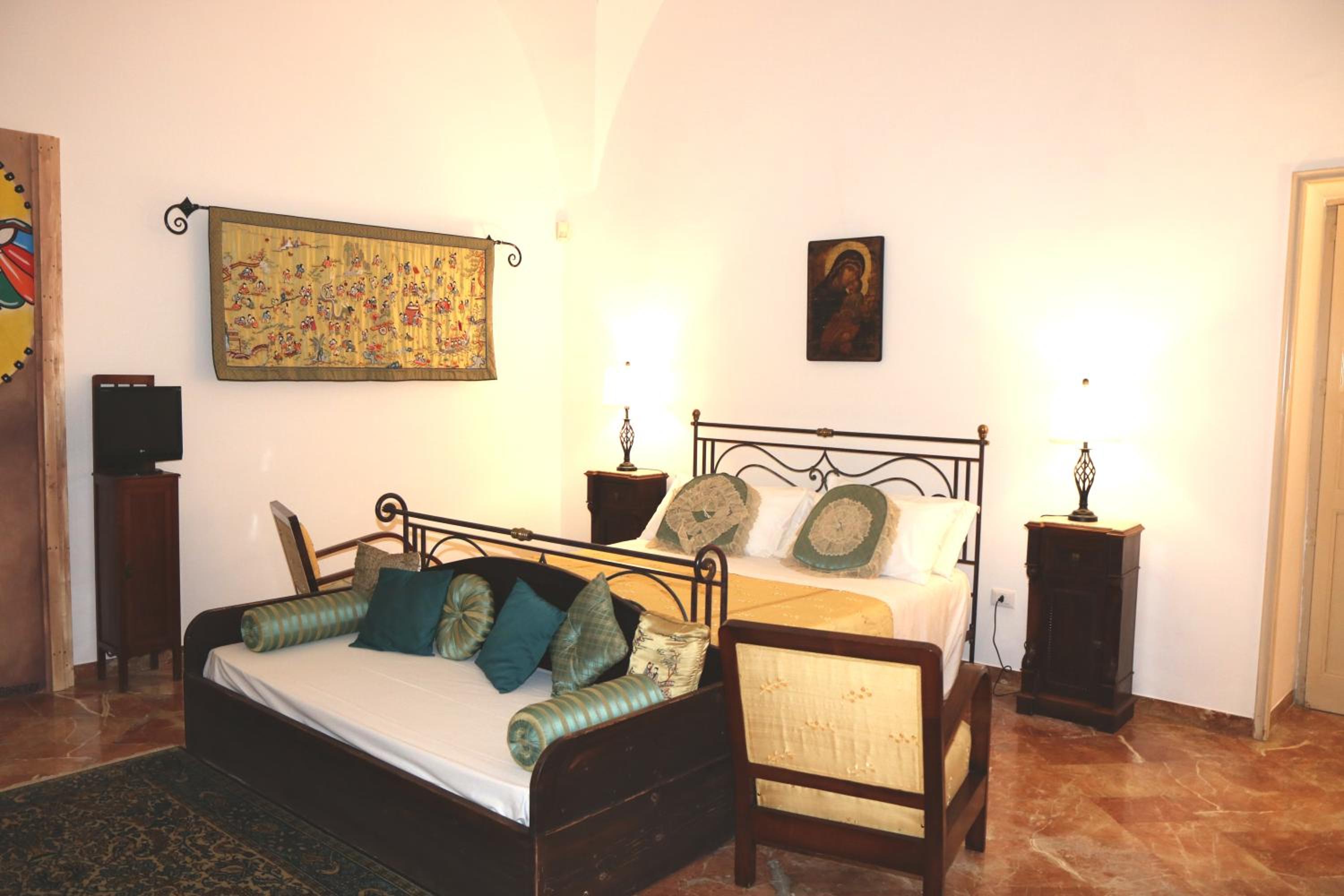 Triple Room with Private Bathroom - Photo 12