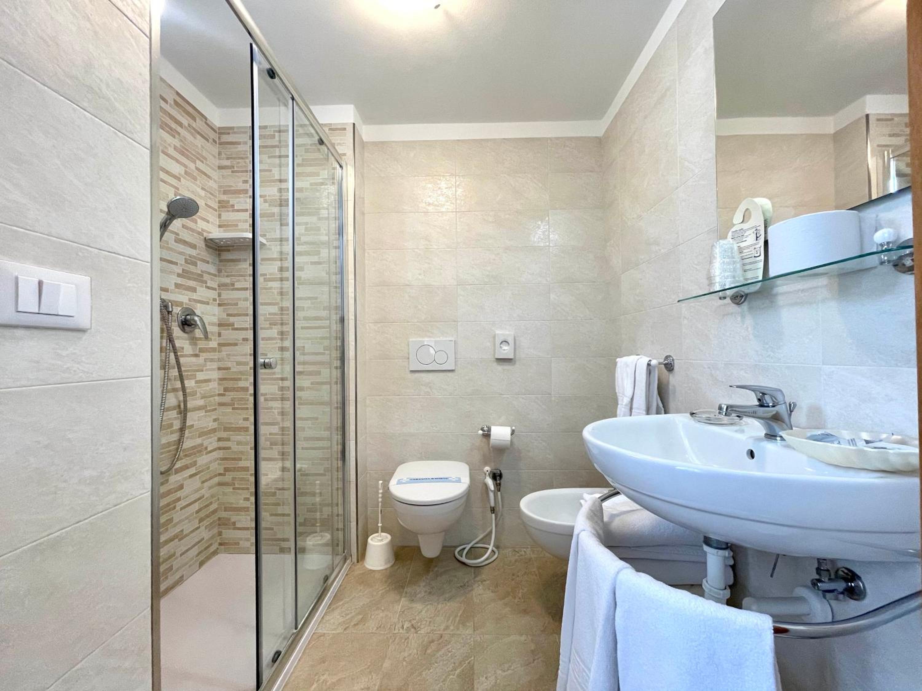 Quadruple Room with Parking - Photo 6