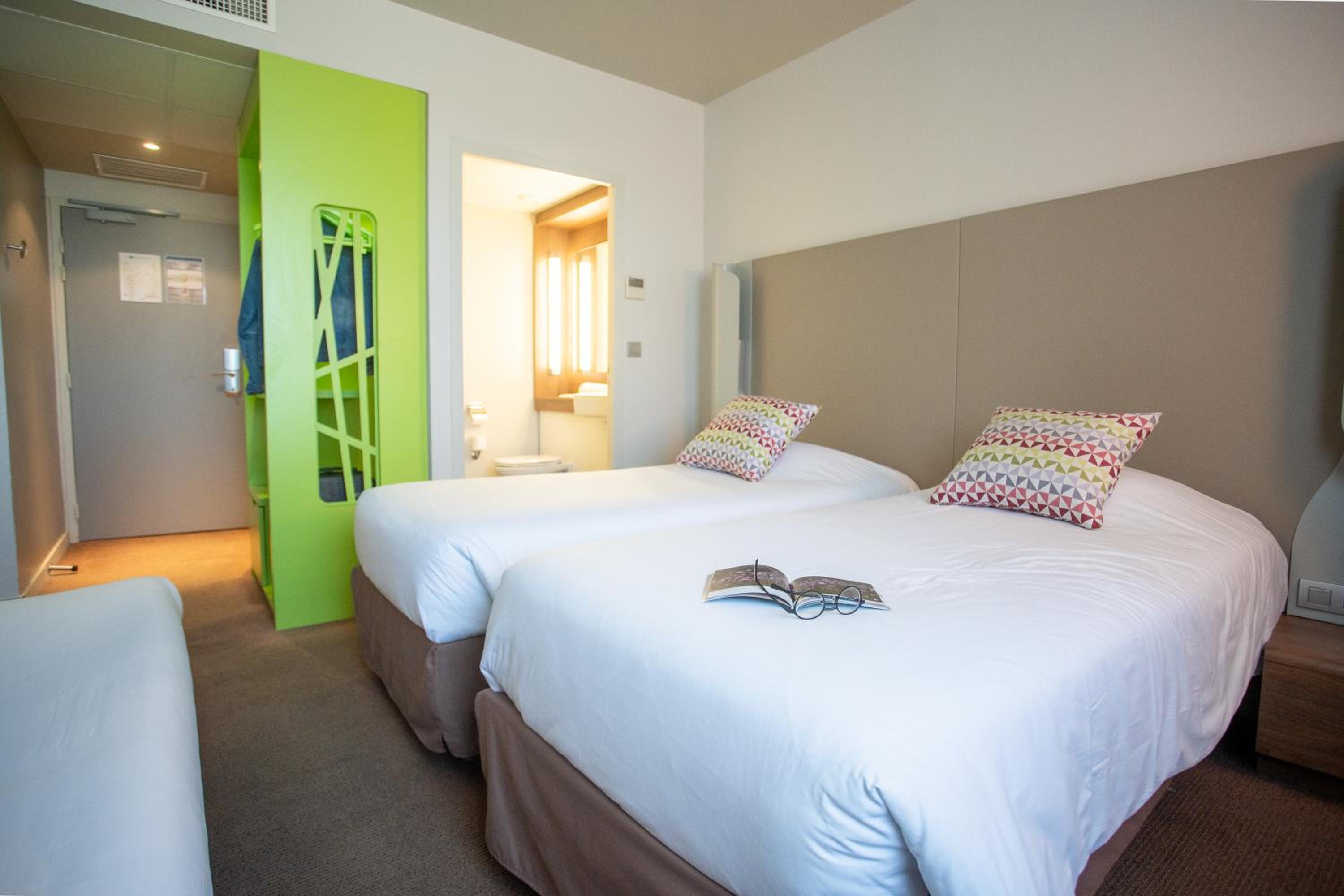 Standard Room with Three Single Beds - Photo 4