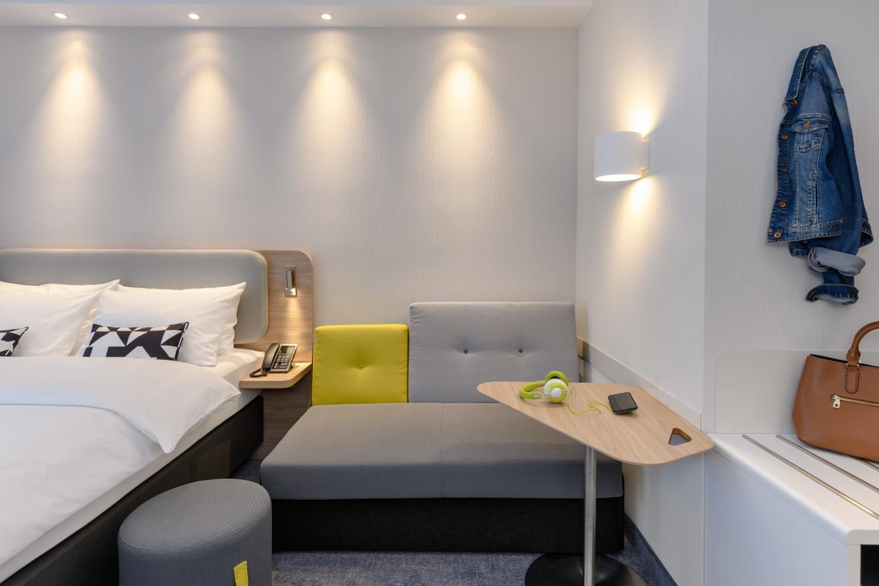 Standard Queen Room with Single Sofa Bed