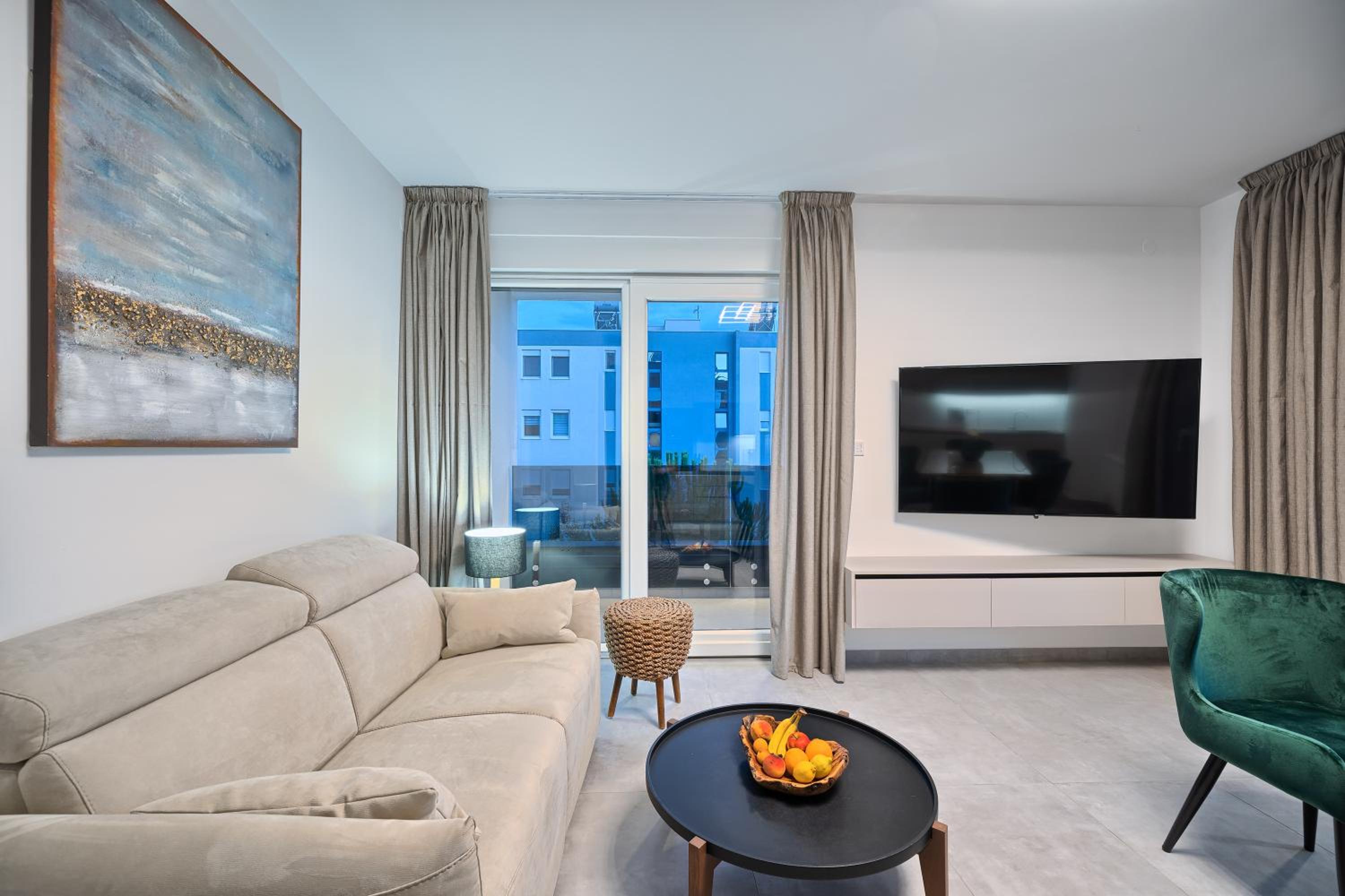 Luxury Three-Bedroom Apartment with Sea View - Photo 1