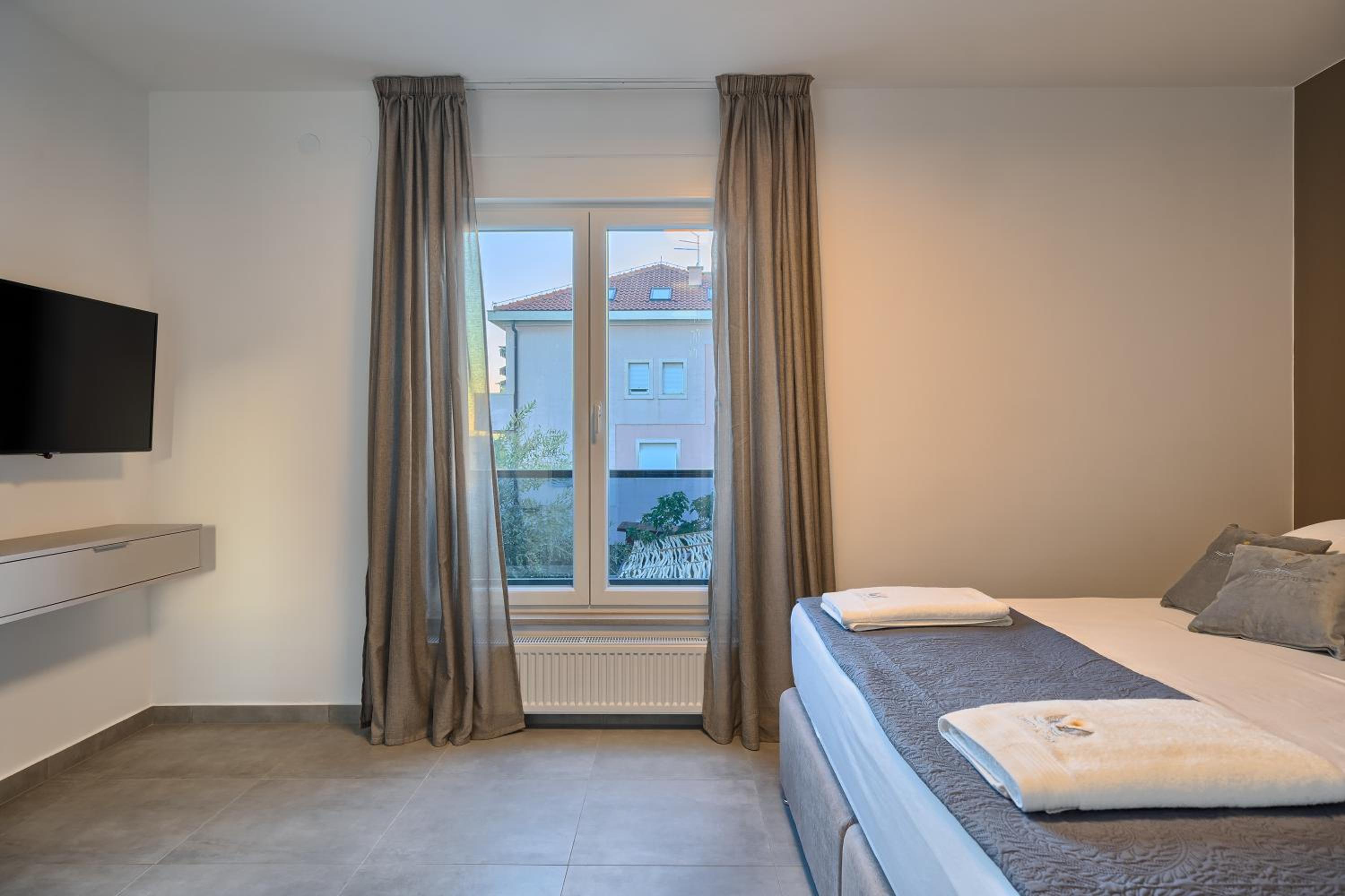 Luxury Three-Bedroom Apartment with Sea View - Photo 33