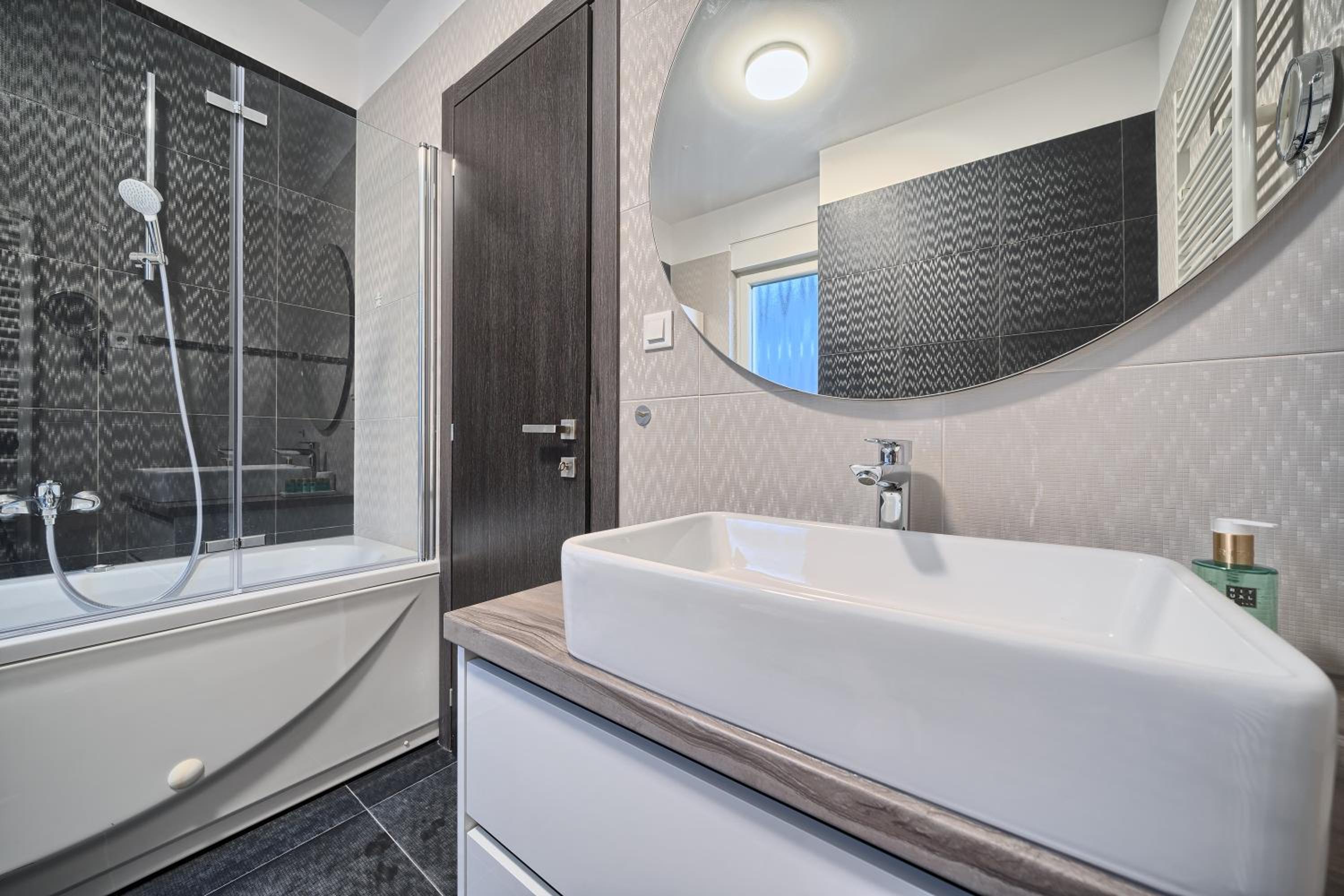 Luxury Three-Bedroom Apartment with Sea View - Photo 44
