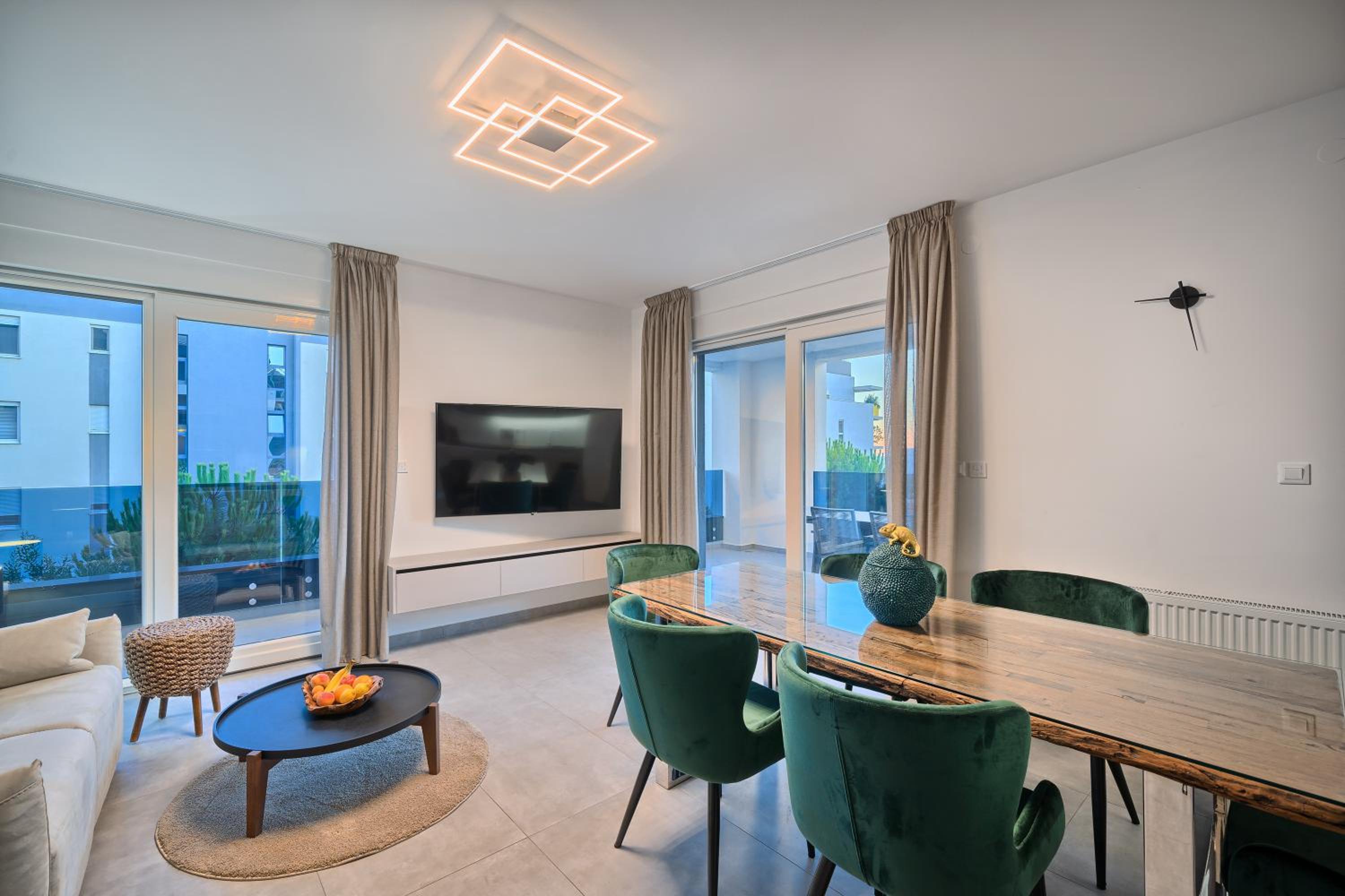 Luxury Three-Bedroom Apartment with Sea View - Photo 25