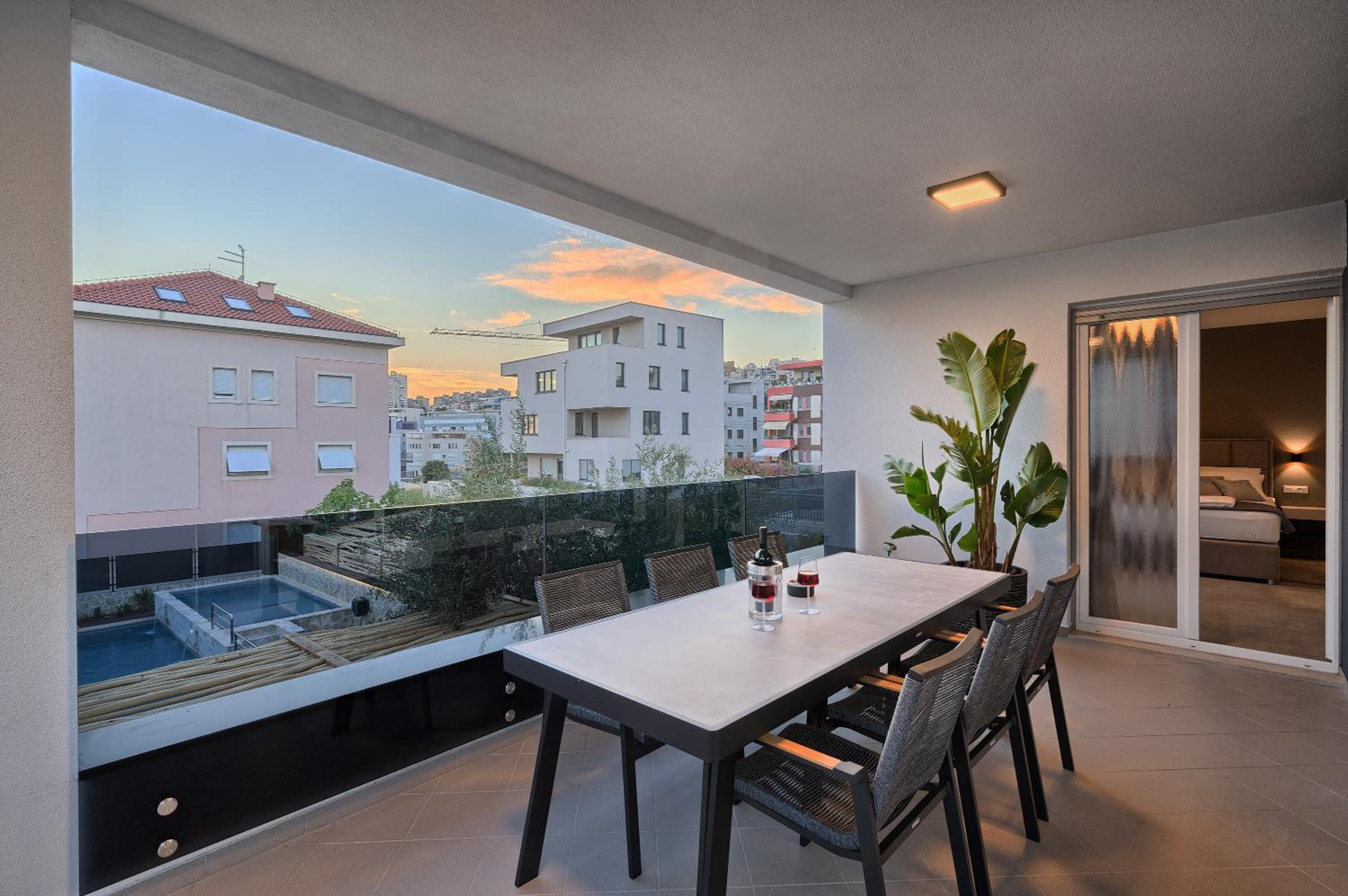 Luxury Three-Bedroom Apartment with Sea View - Photo 40