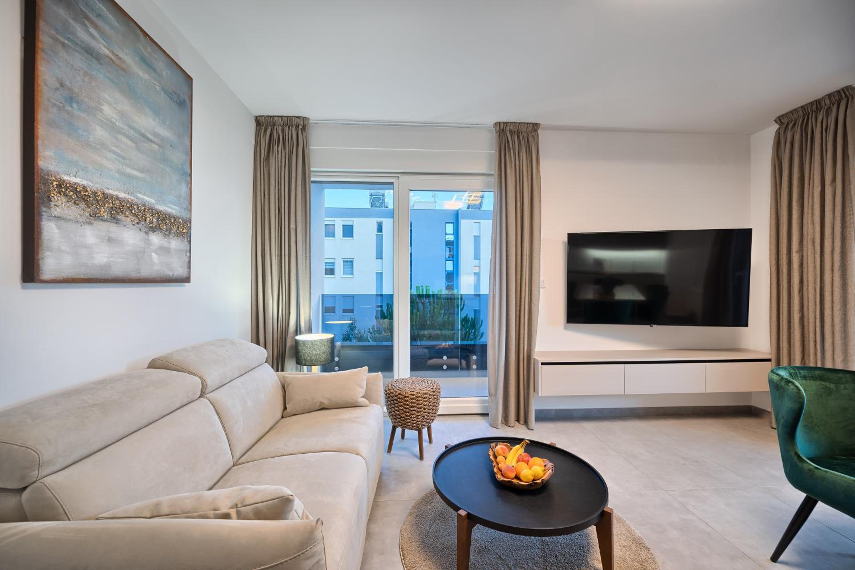 Luxury Three-Bedroom Apartment with Sea View - Photo 39