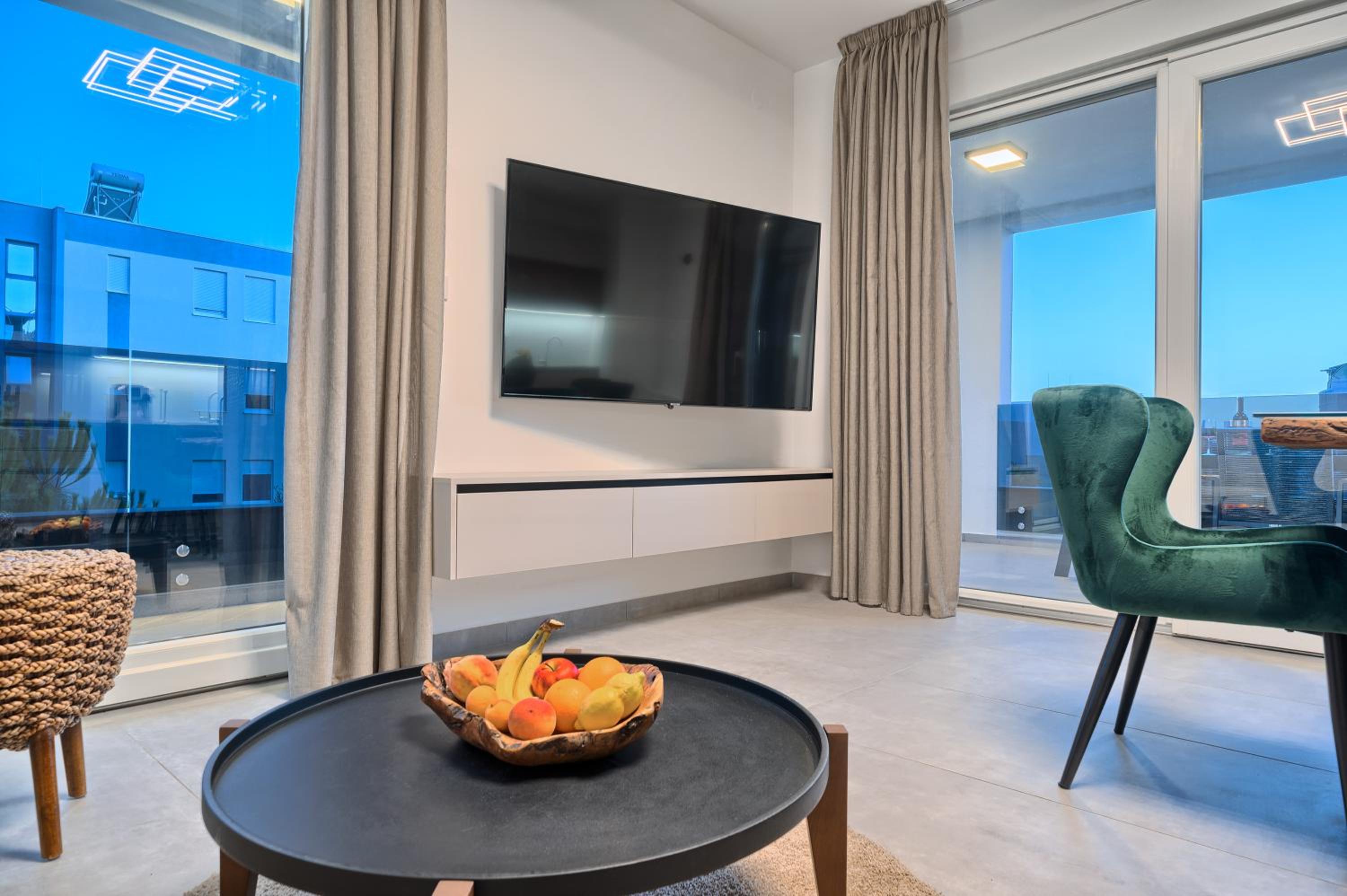 Luxury Three-Bedroom Apartment with Sea View - Photo 38