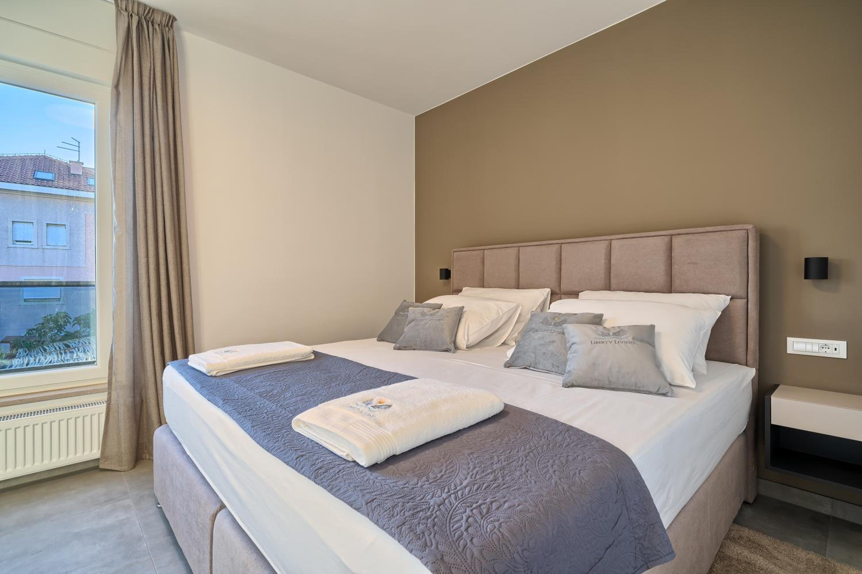 Luxury Three-Bedroom Apartment with Sea View - Photo 48