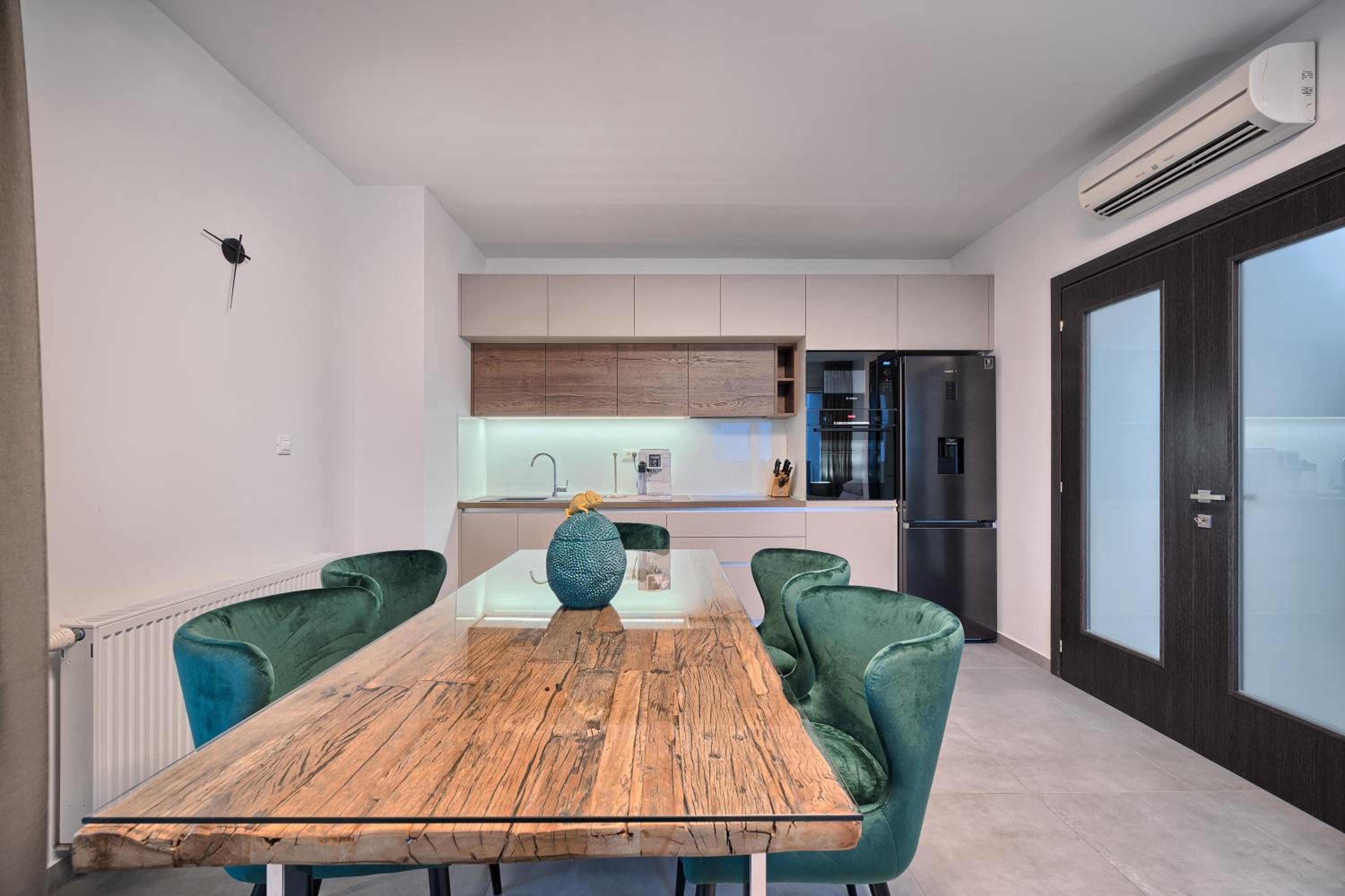 Luxury Three-Bedroom Apartment with Sea View - Photo 24