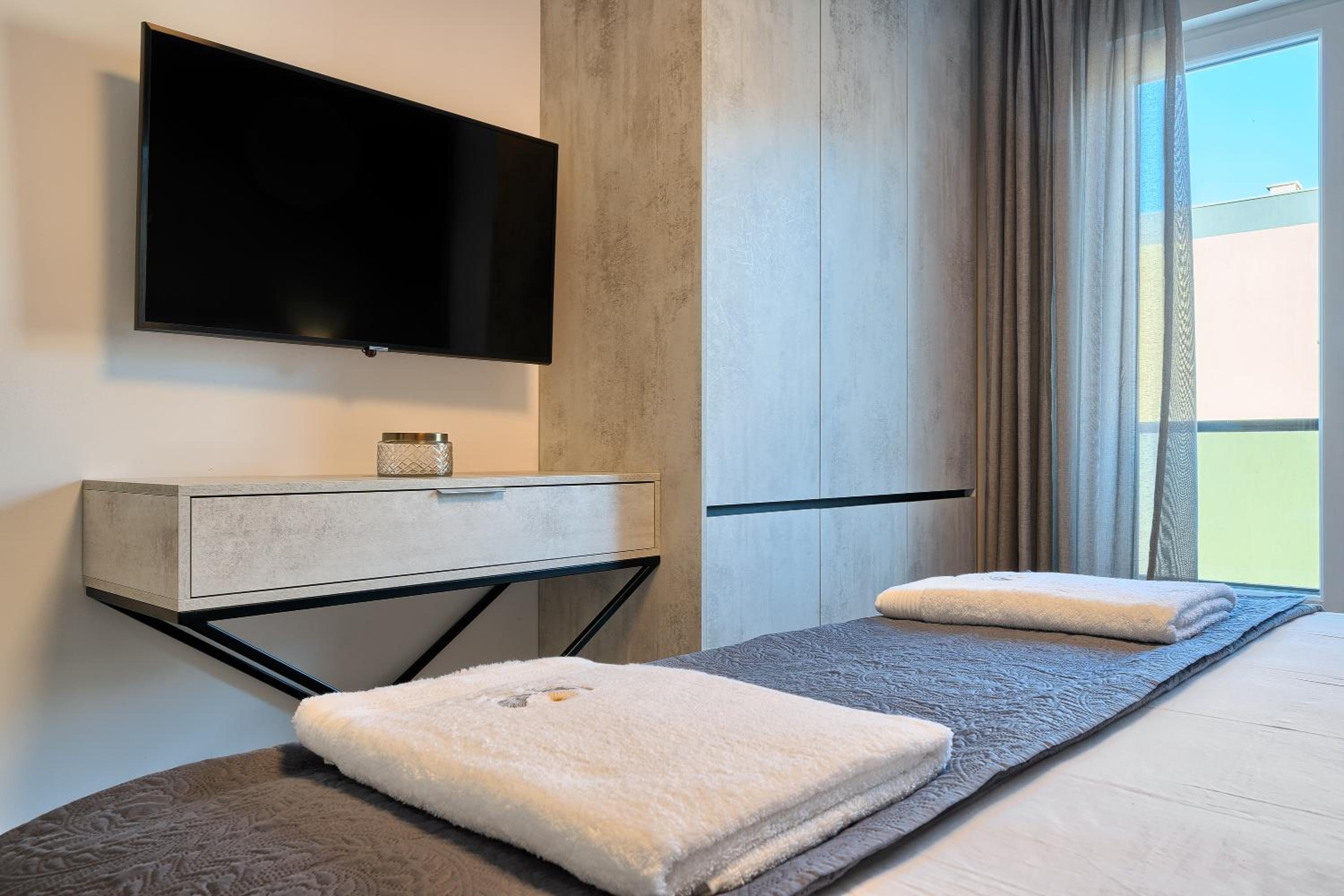 Luxury Three-Bedroom Apartment with Sea View - Photo 14