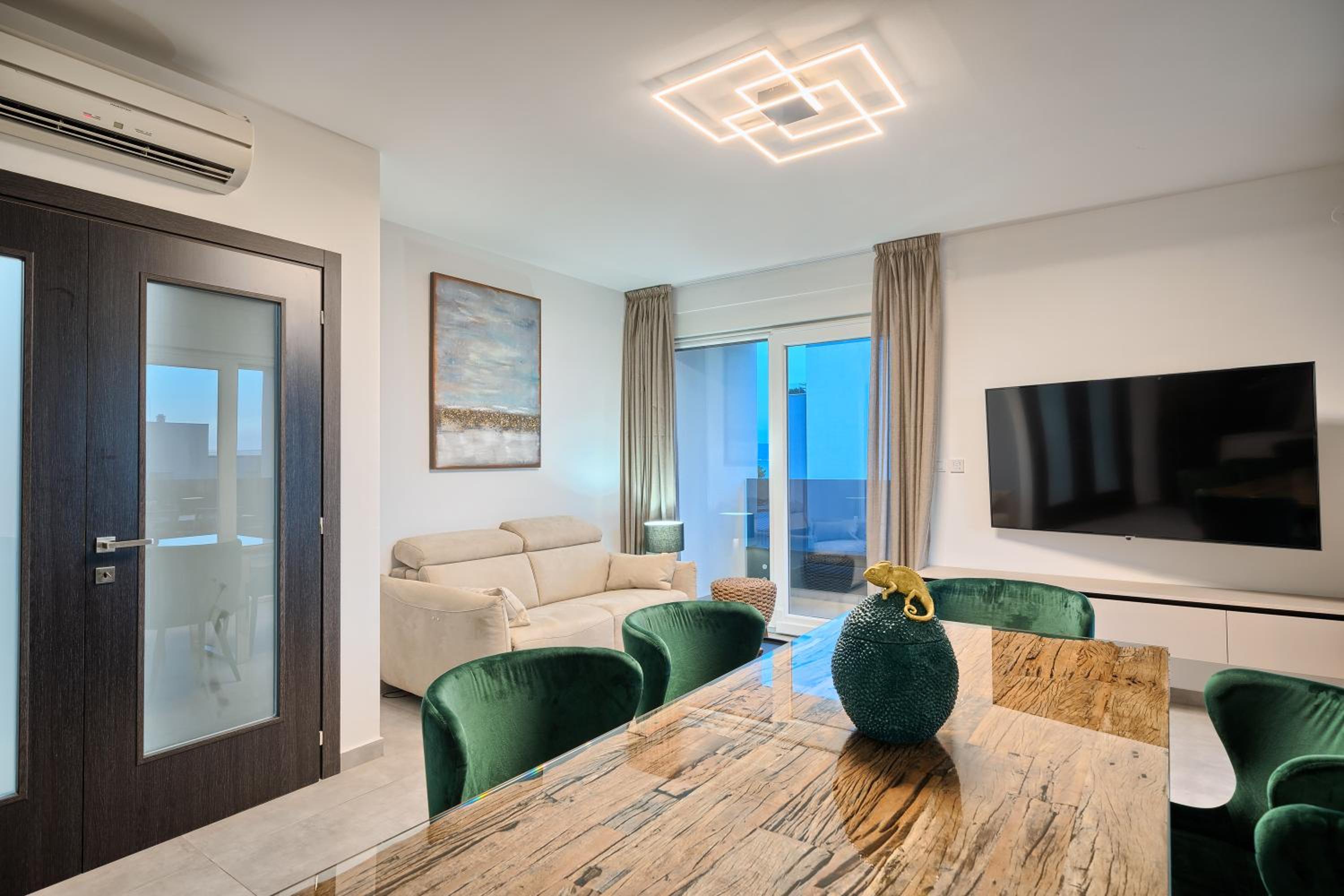 Luxury Three-Bedroom Apartment with Sea View - Photo 30