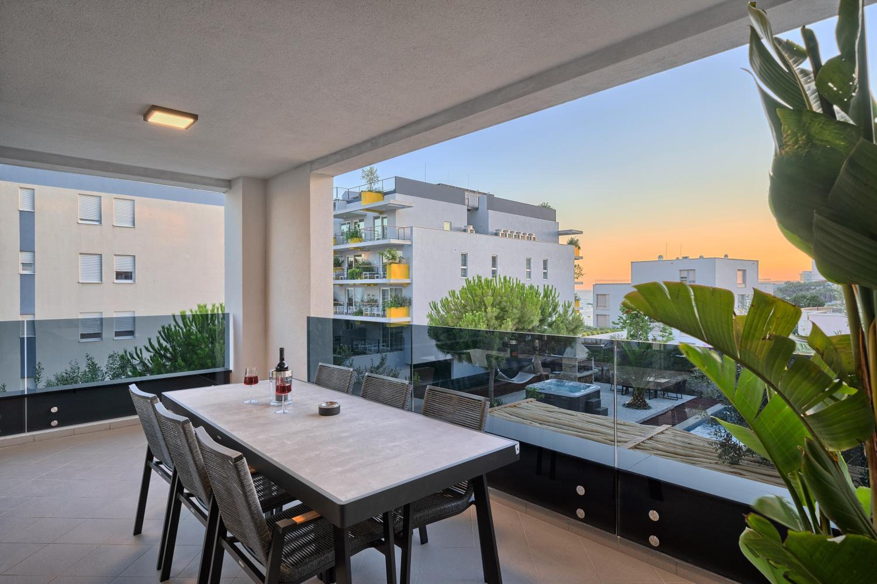 Luxury Three-Bedroom Apartment with Sea View - Photo 15