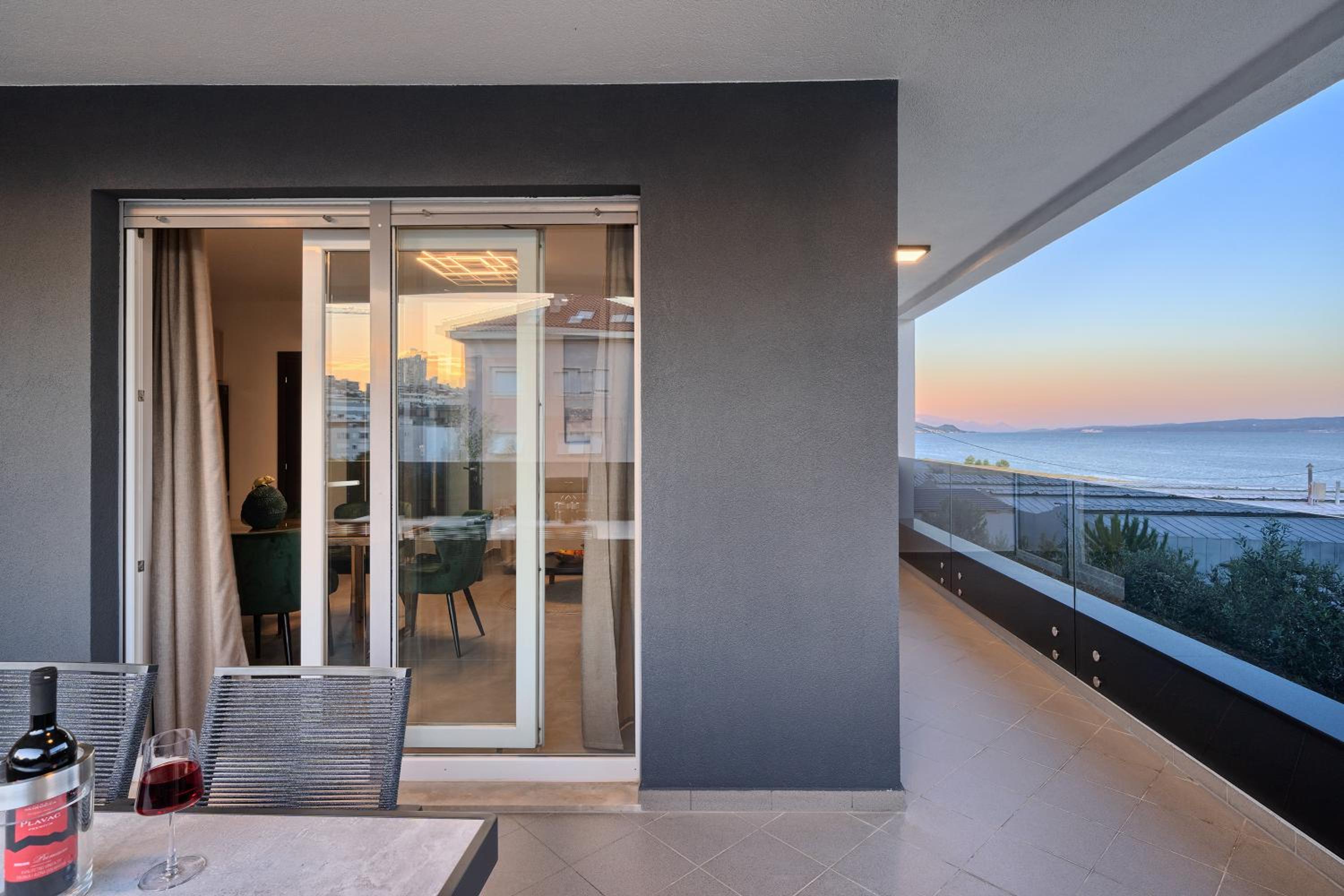 Luxury Three-Bedroom Apartment with Sea View - Photo 19