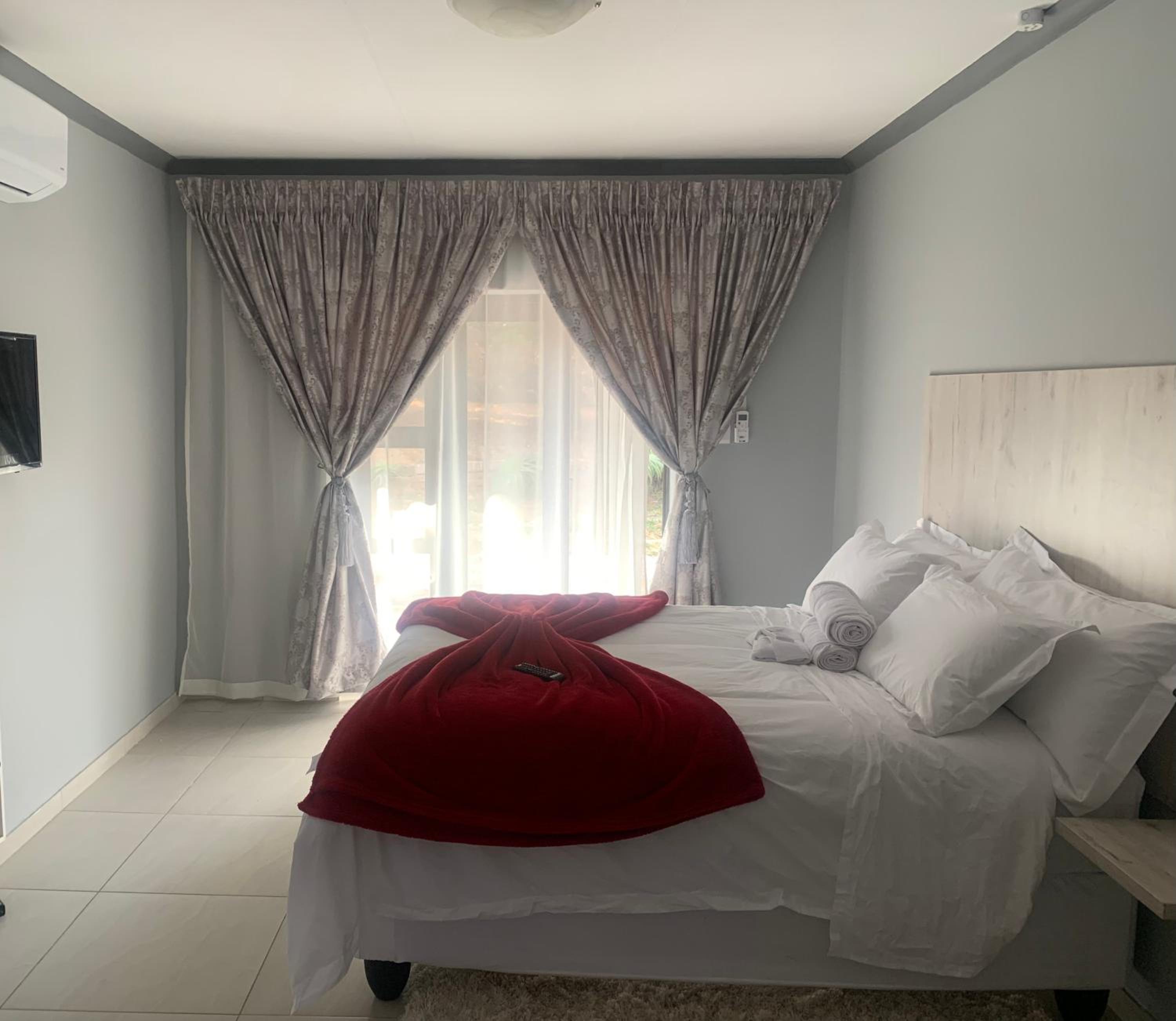 Deluxe Queen Room - Photo 1