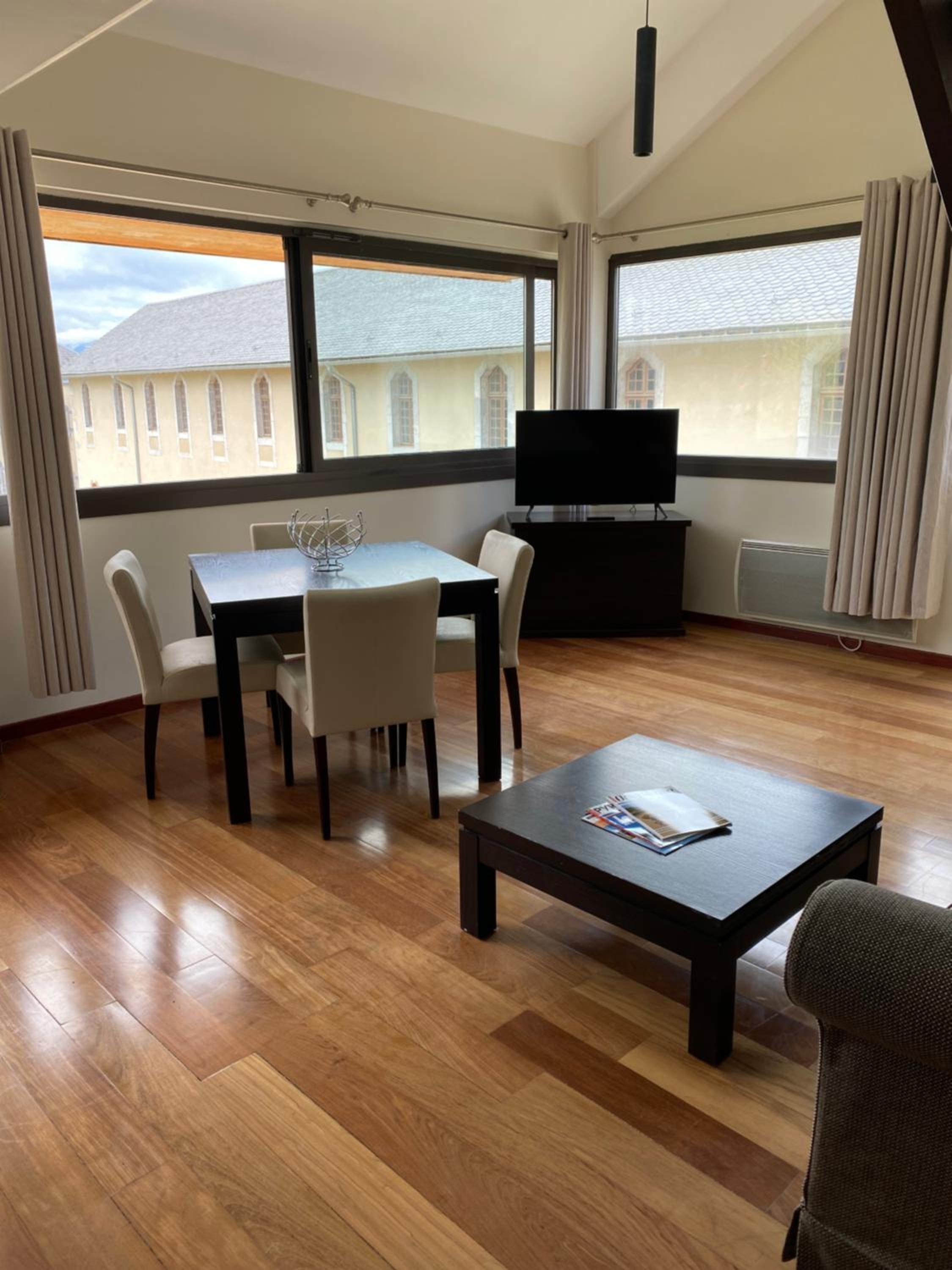 One-Bedroom Apartment photo 2