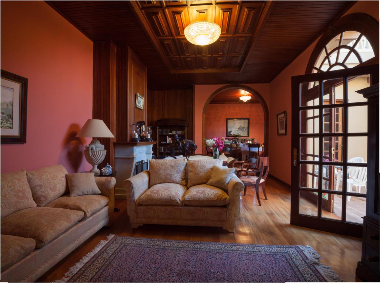 Five-Bedroom House photo 3