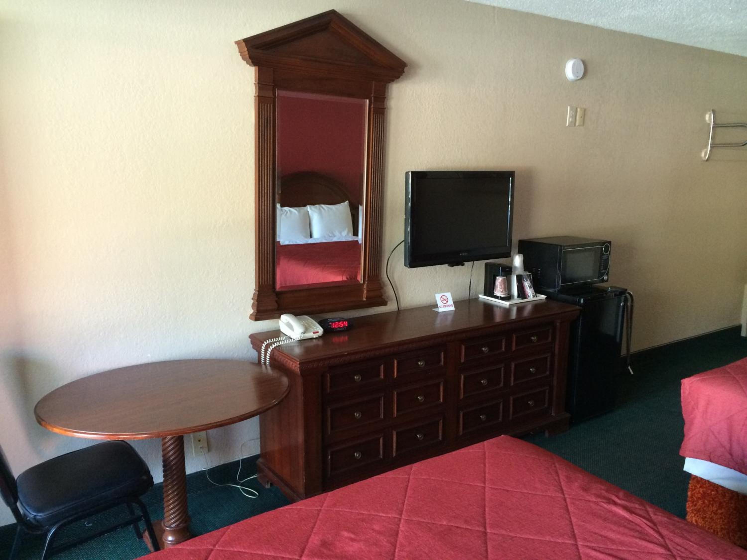 Queen Room with Two Queen Beds - Non-Smoking photo 2