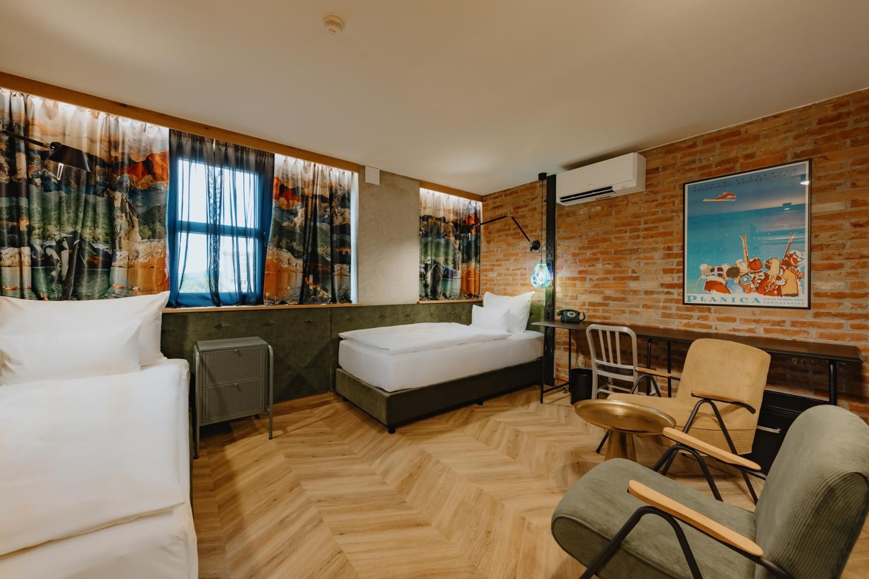 Twin Room - Photo 8