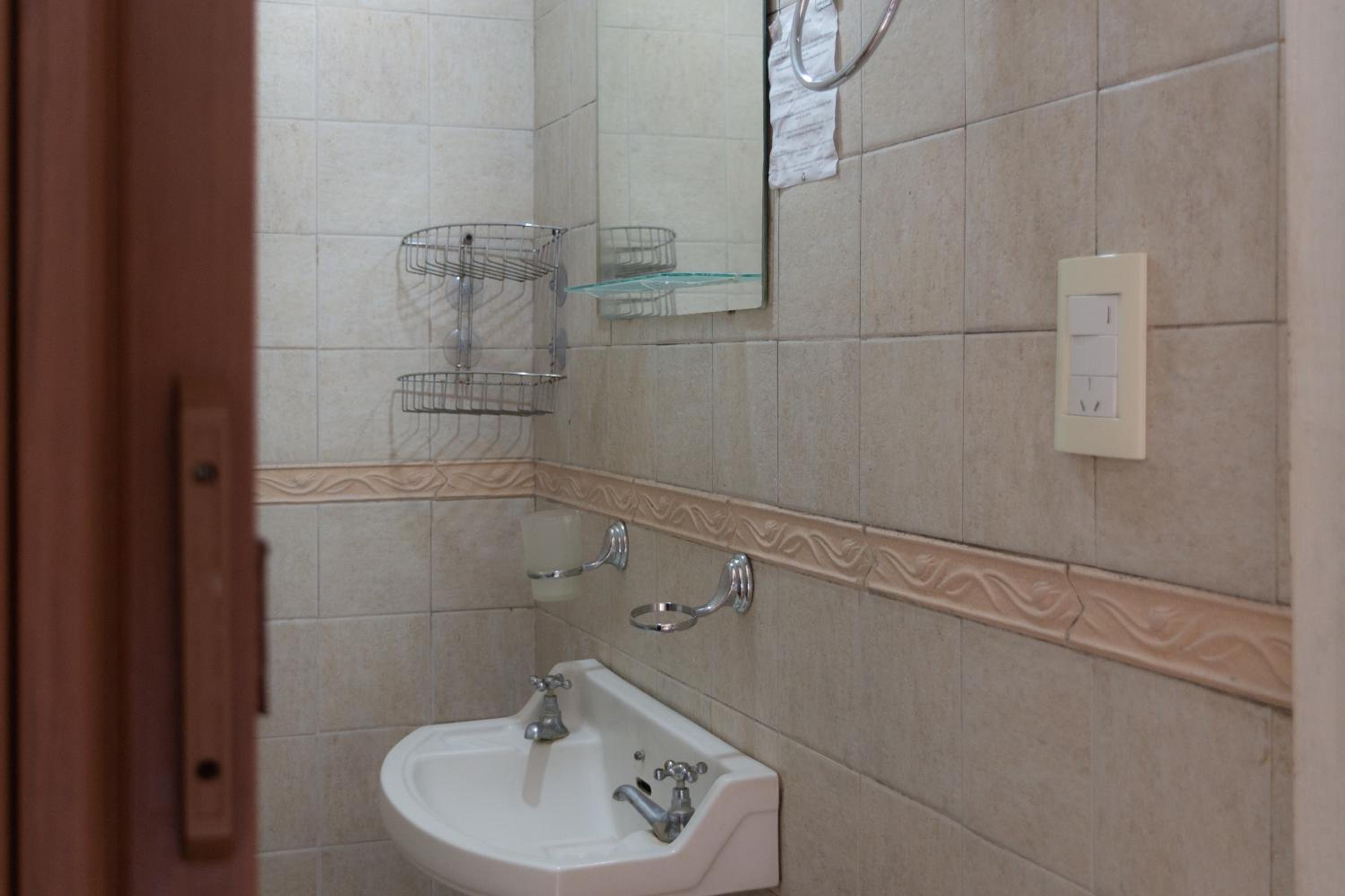 Twin Room with Private Bathroom photo 2