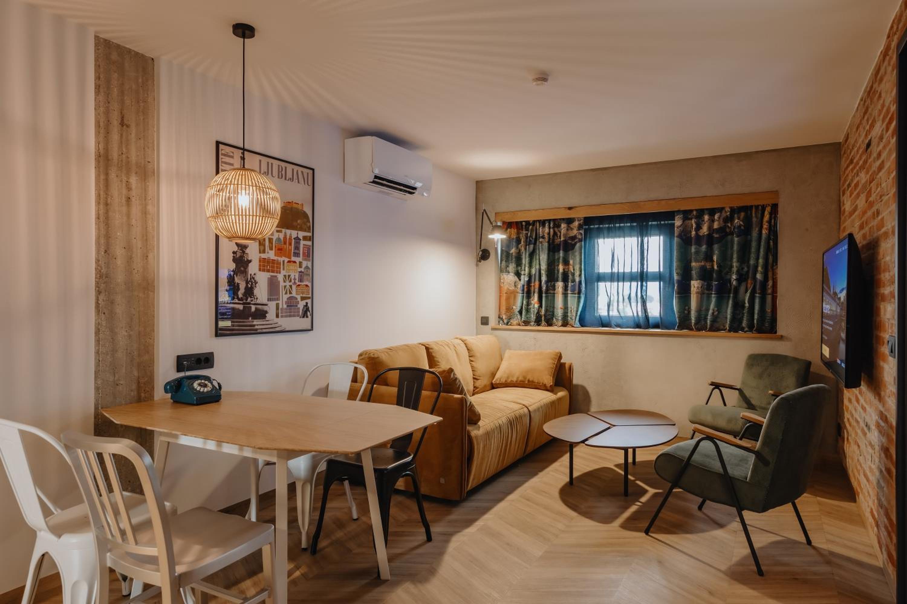 One-Bedroom Apartment - Photo 2