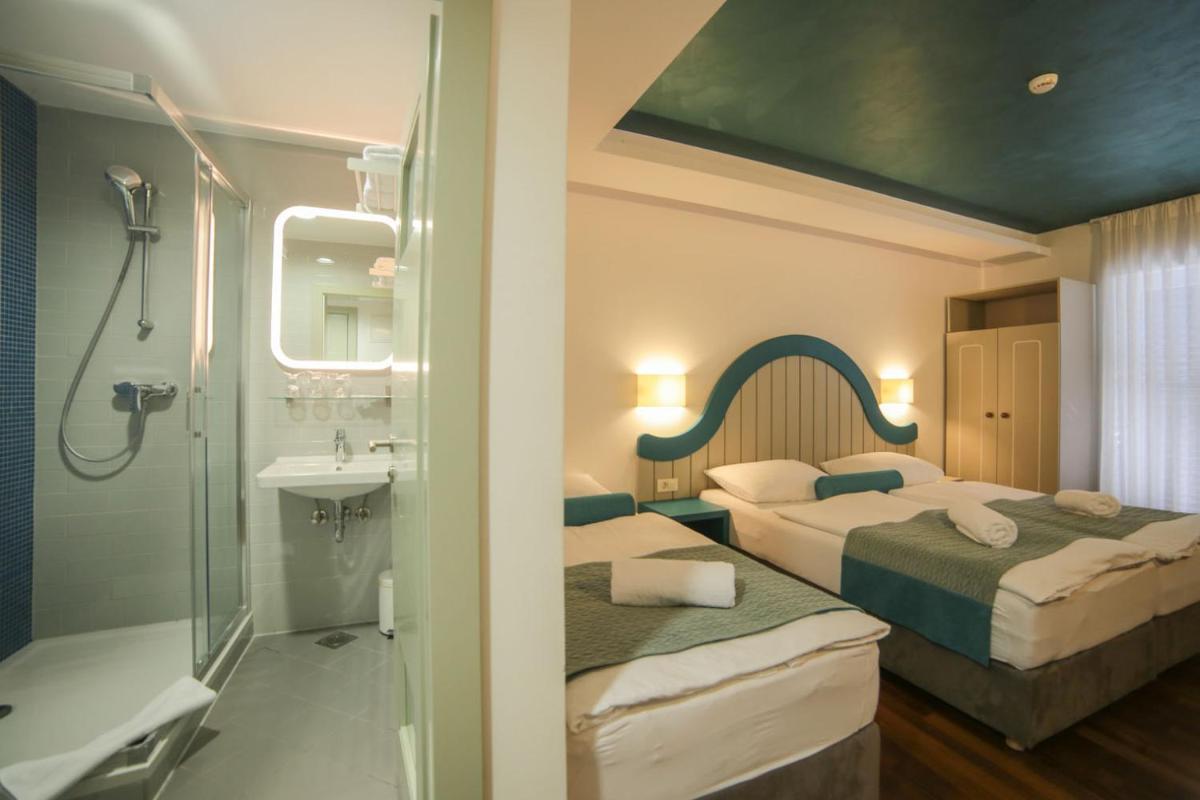 Quadruple Room with Balcony photo 3