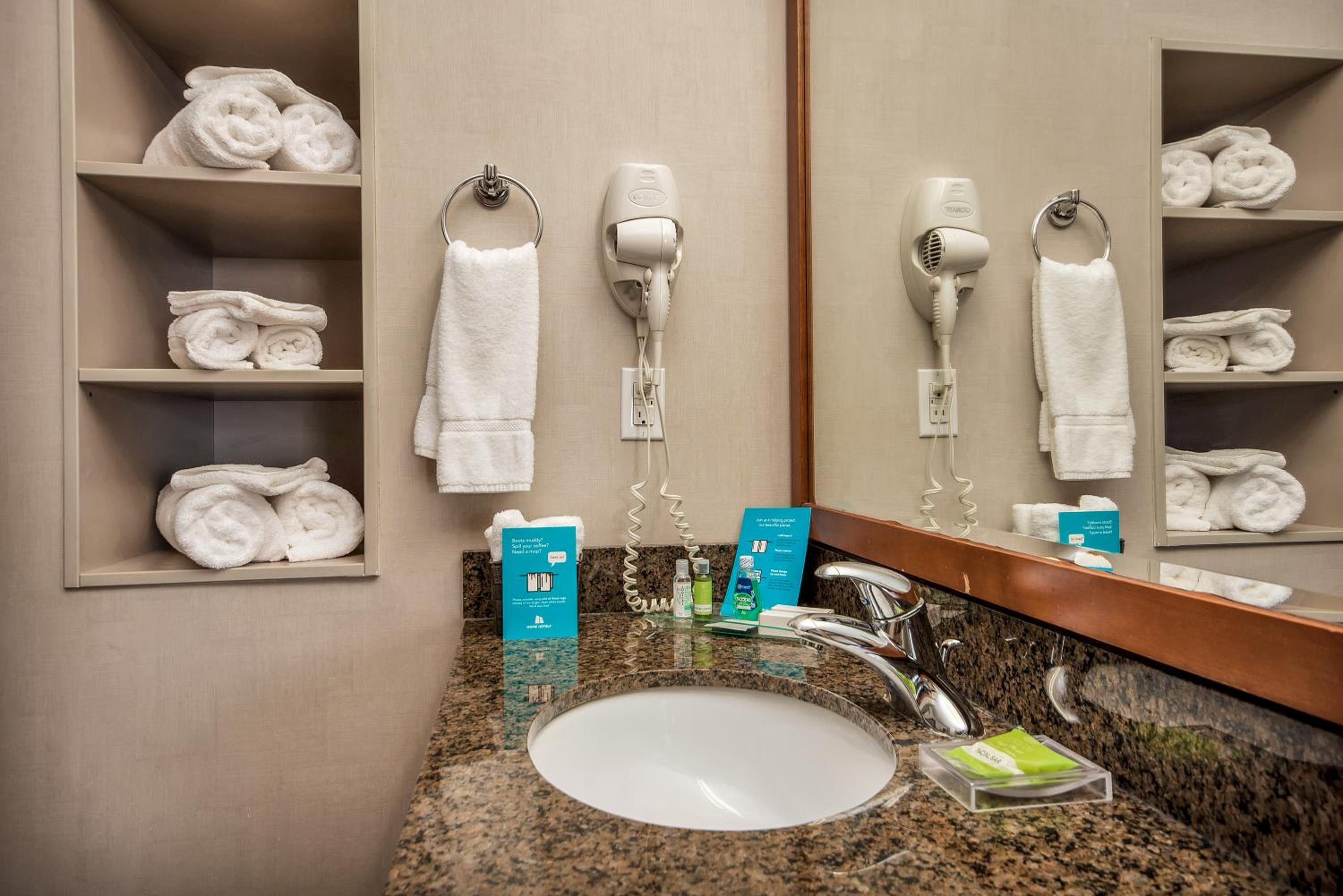 One-Bedroom King Suite - Photo 3