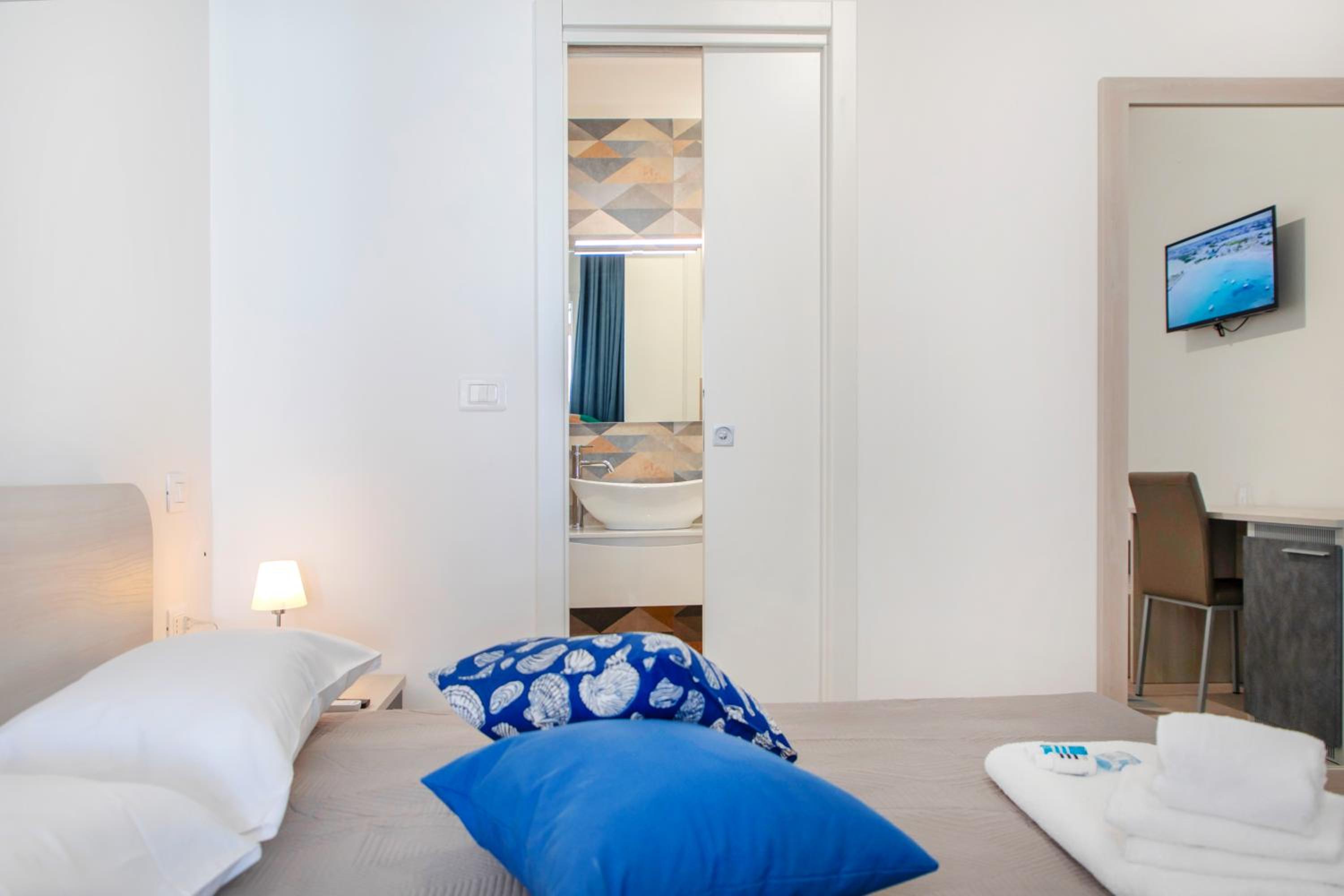 Double Room with Private Bathroom - Photo 10