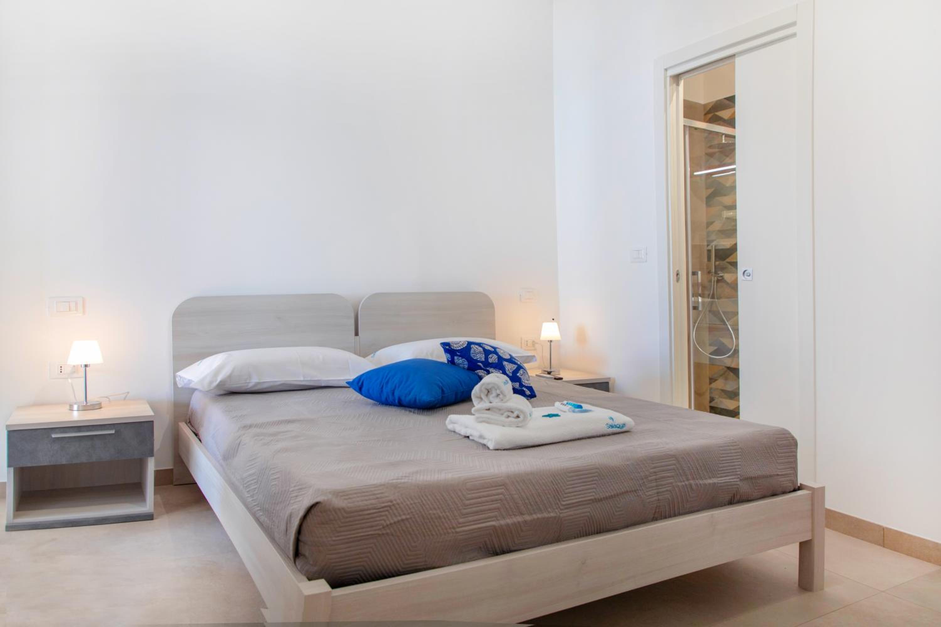 Double Room with Private Bathroom - Photo 12