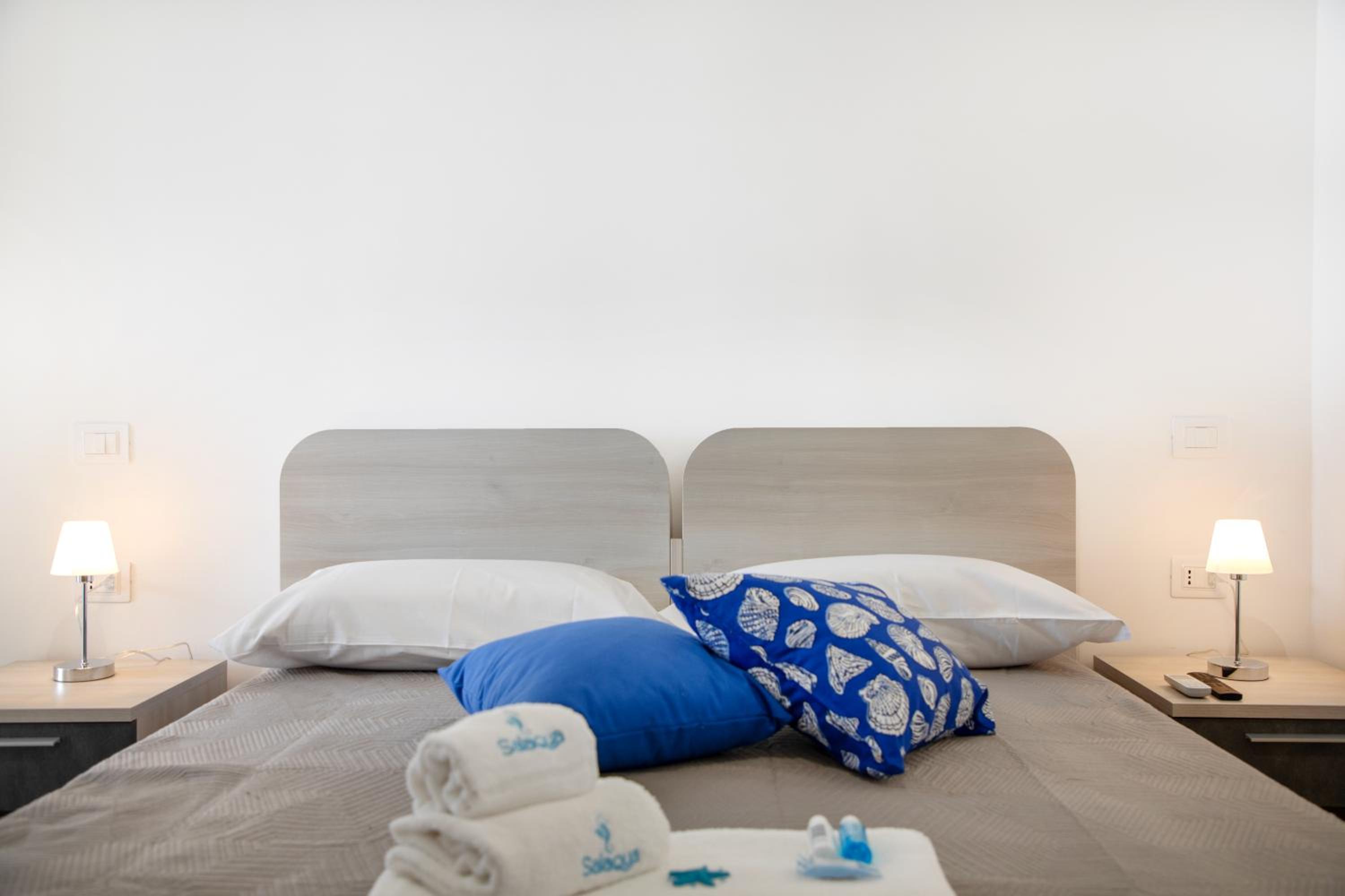Double Room with Private Bathroom - Photo 13