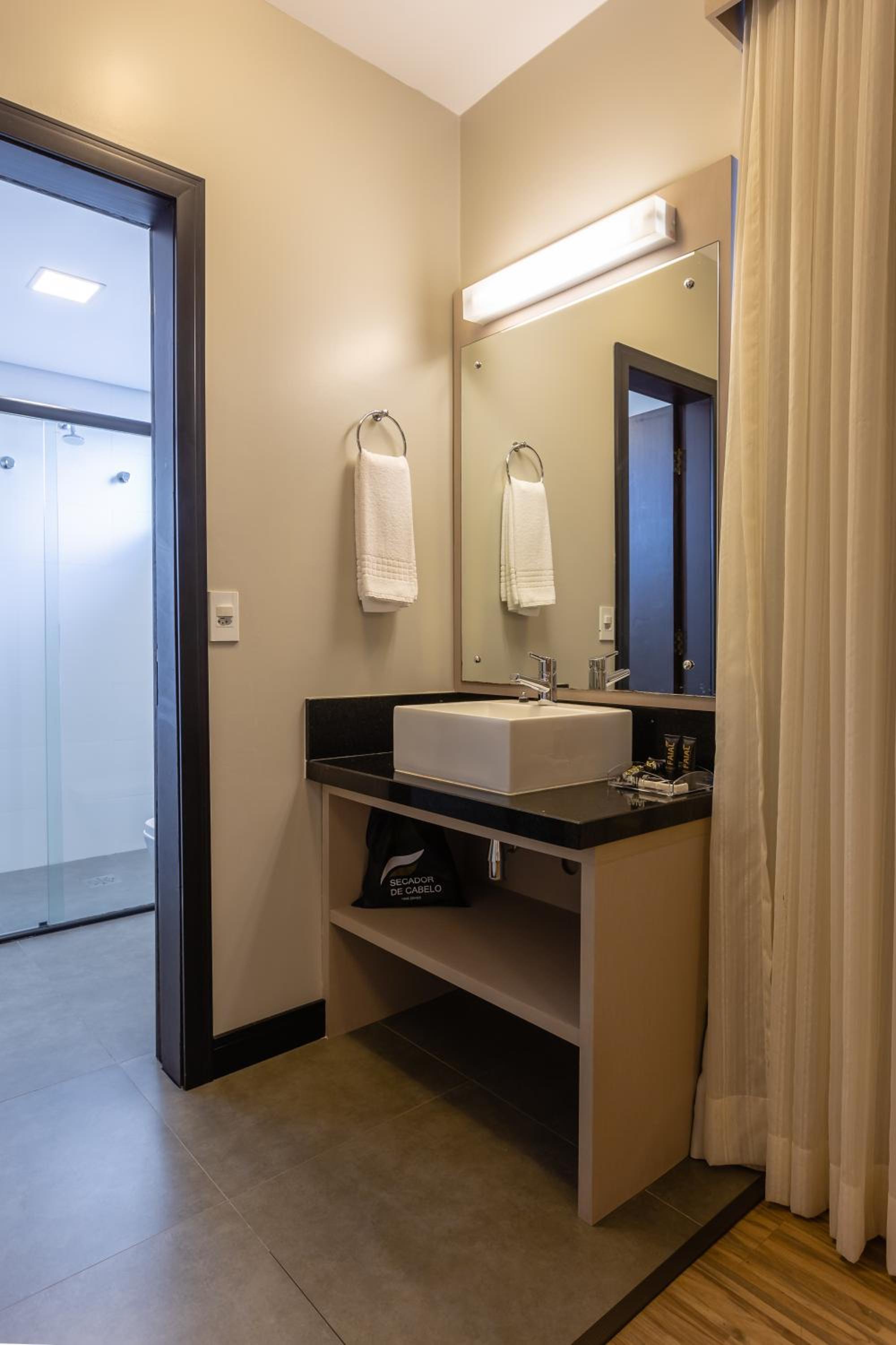Premium Suite triple with 3 twin bed thumbnail 6