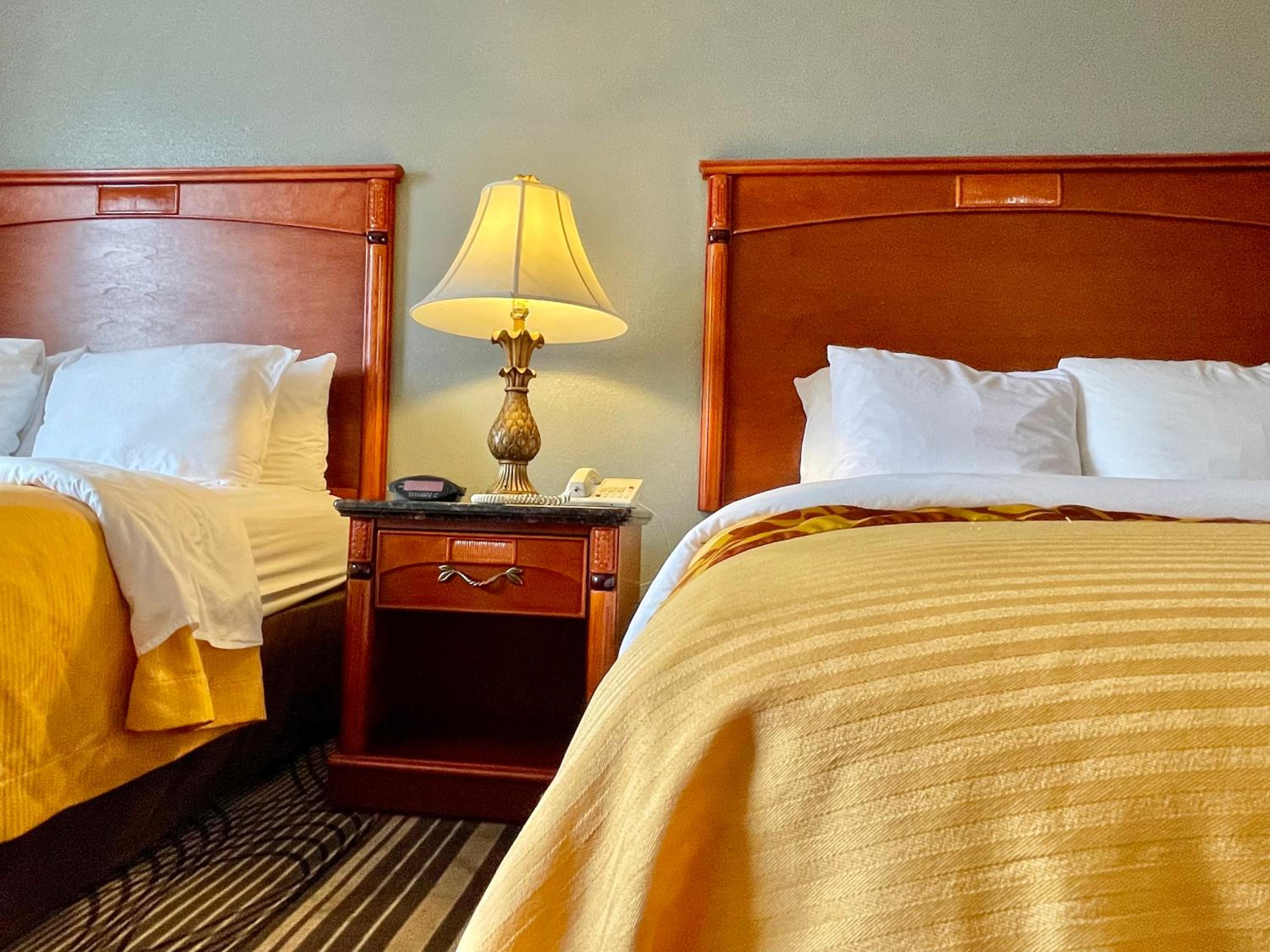 Queen Room with Two Queen Beds - Non-Smoking - Photo 7
