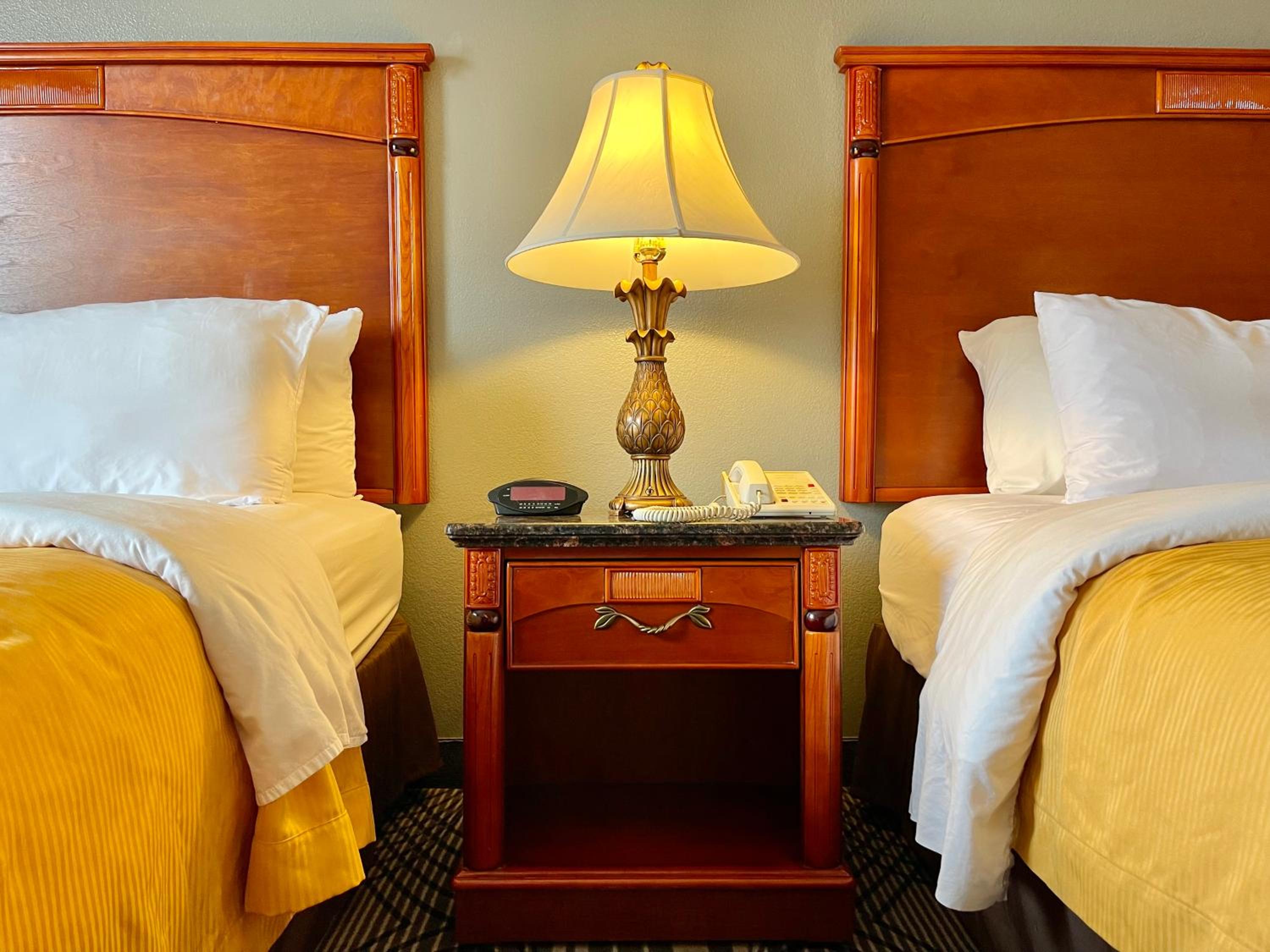 Queen Room with Two Queen Beds - Non-Smoking - Photo 6